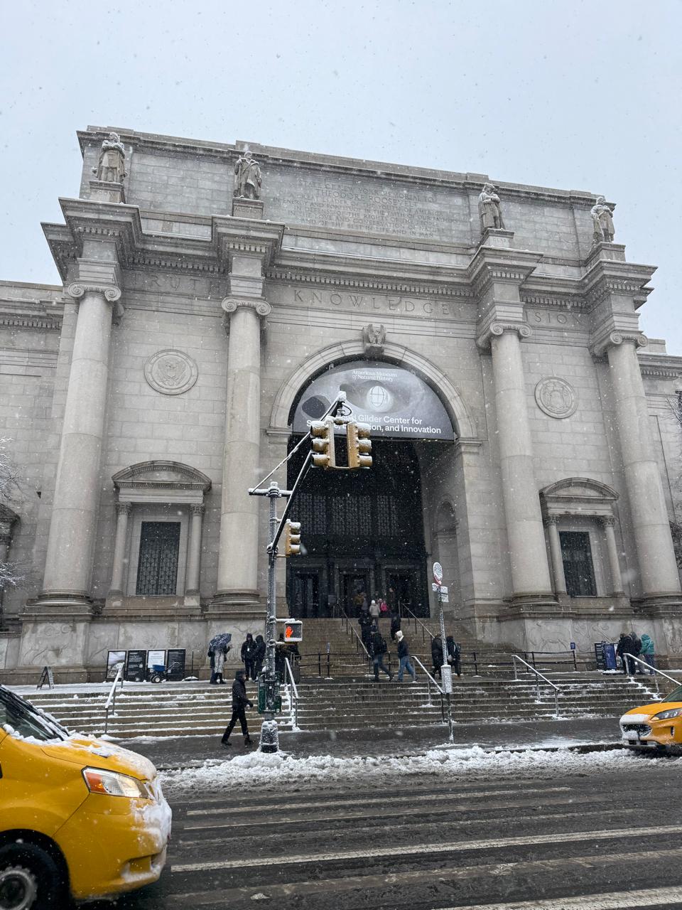 Manhattan, New York — un taxi jaune garé devant un bâtiment