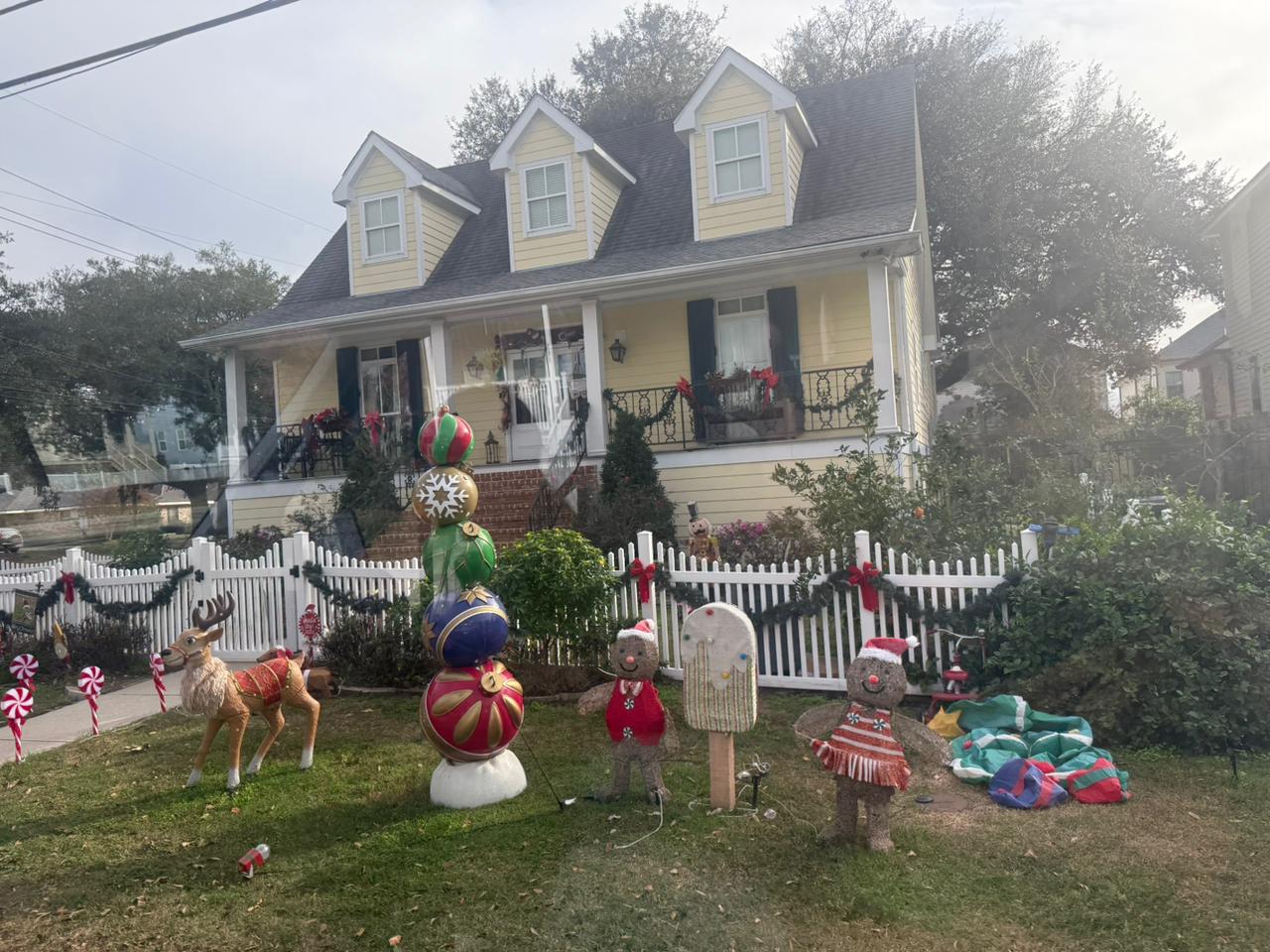 La Nouvelle-Orléans — une maison avec des décorations de Noël dans le jardin avant