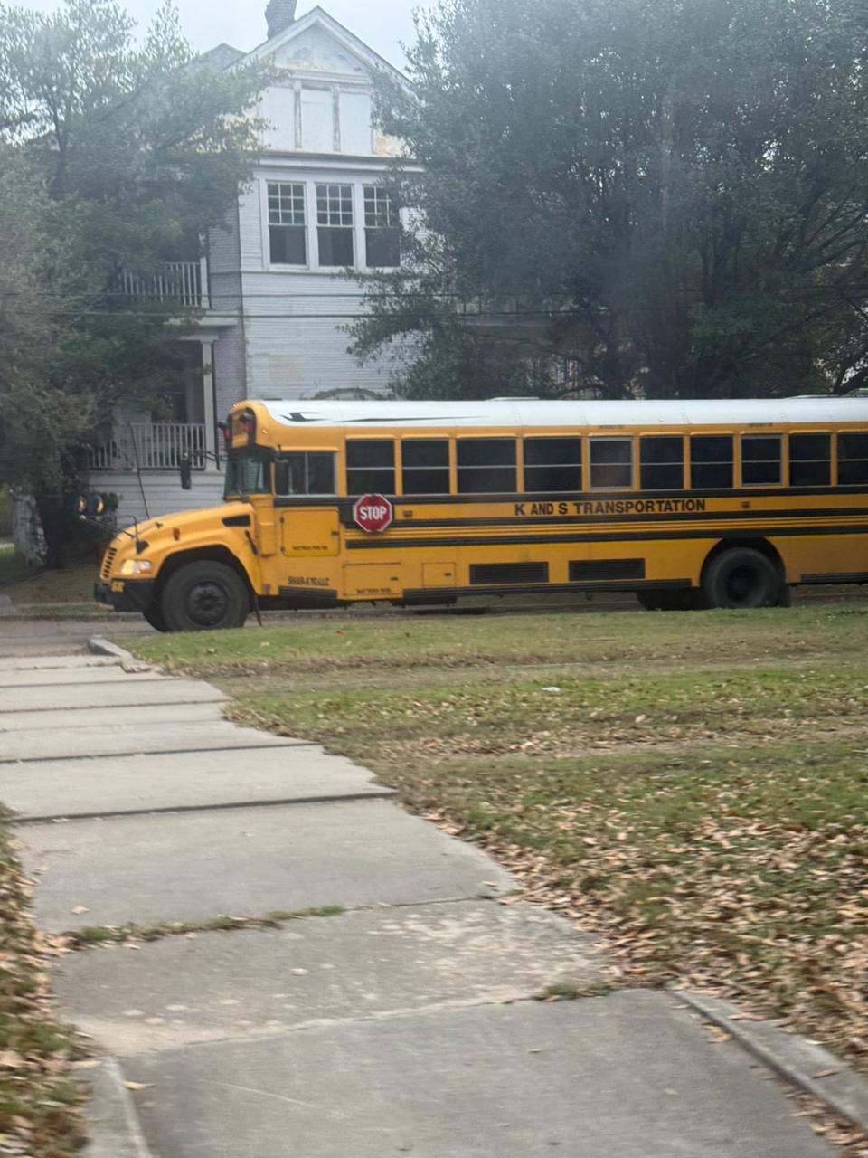La Nouvelle-Orléans — un bus scolaire garé sur le côté d'une route