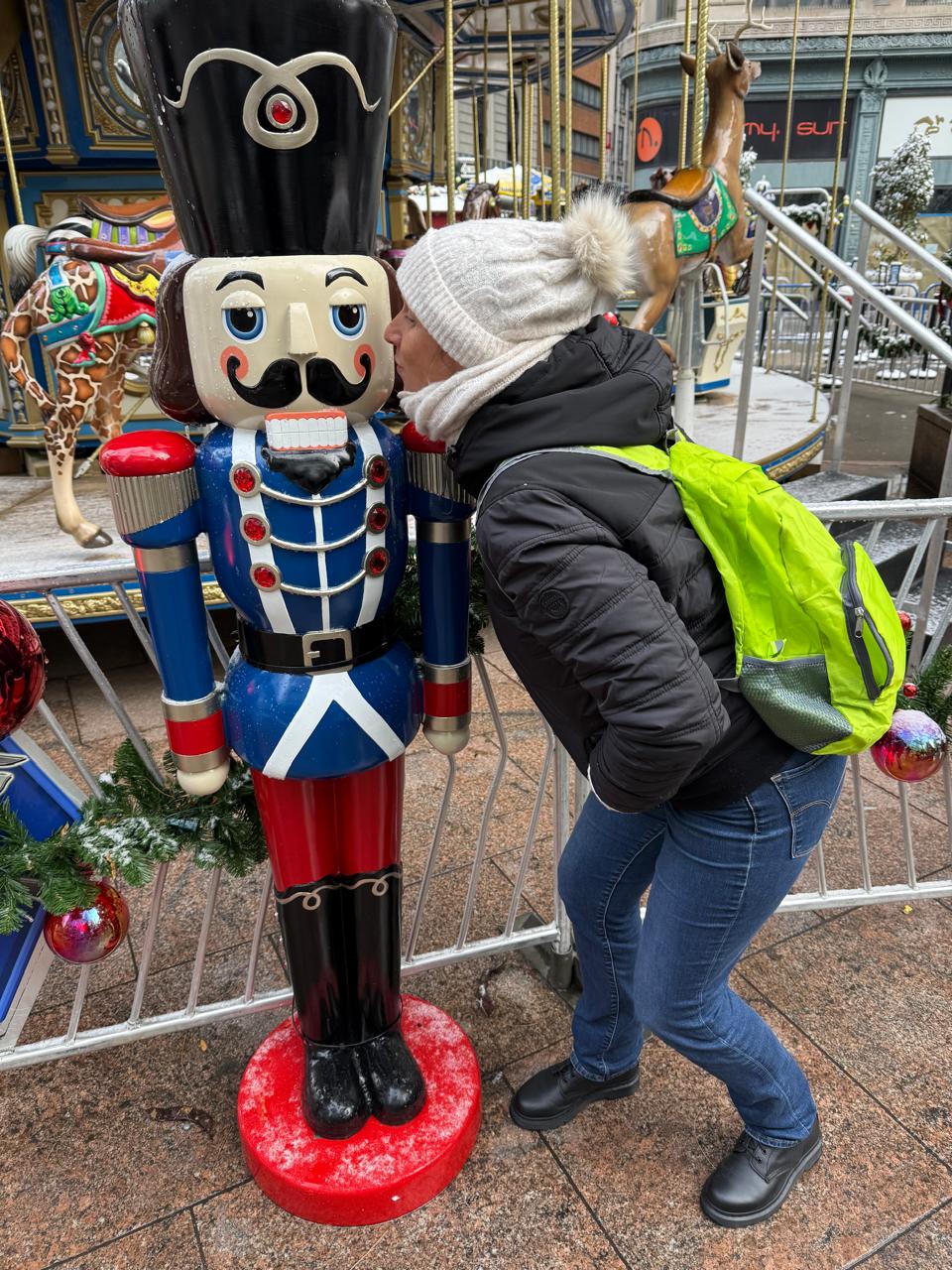 Manhattan, New York — une femme se tient à côté d'une noix
