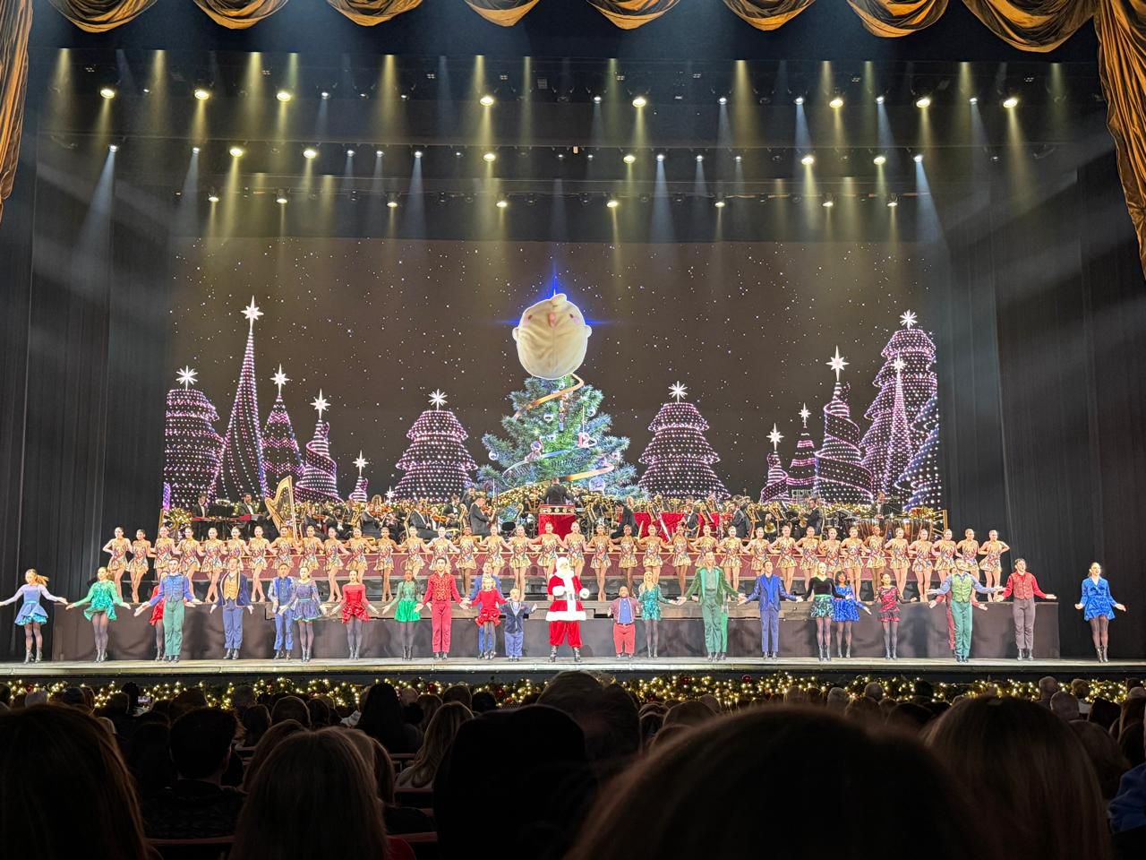 Manhattan, New York — le casting des chants de Noël musicaux