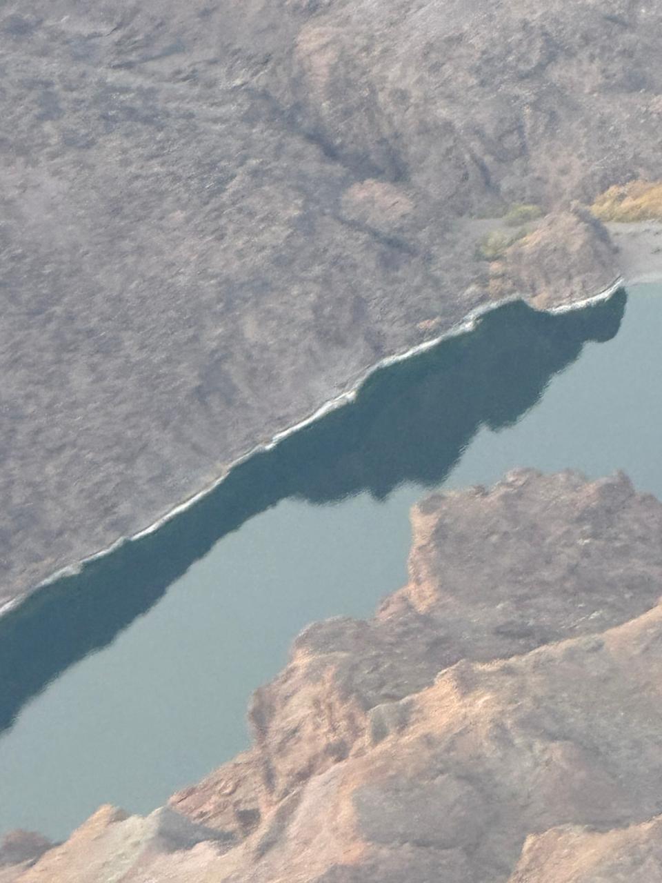 vue d'un lac depuis un avion