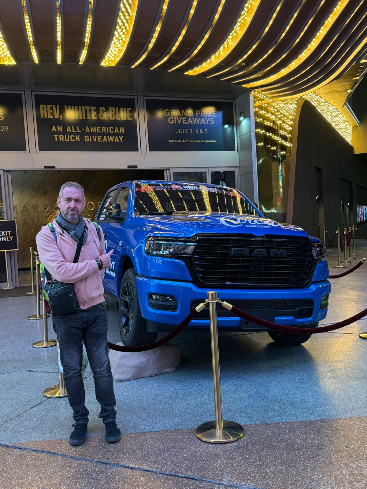 Arizona — un homme debout à côté d'un camion bleu