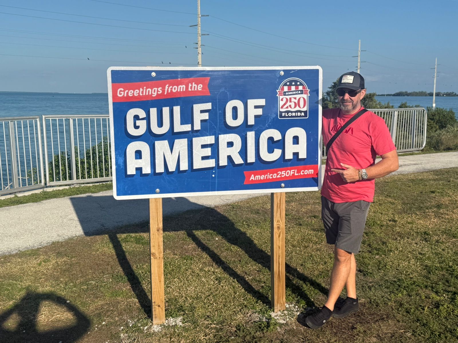 Miami — un homme debout à côté d'un panneau qui dit Gulf America