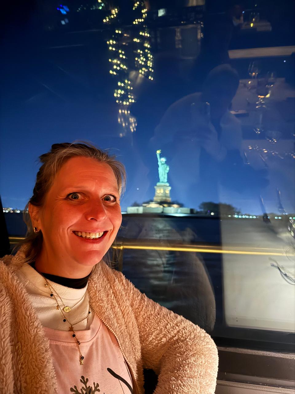 Manhattan, New York — une femme assise dans un bus regardant par la fenêtre