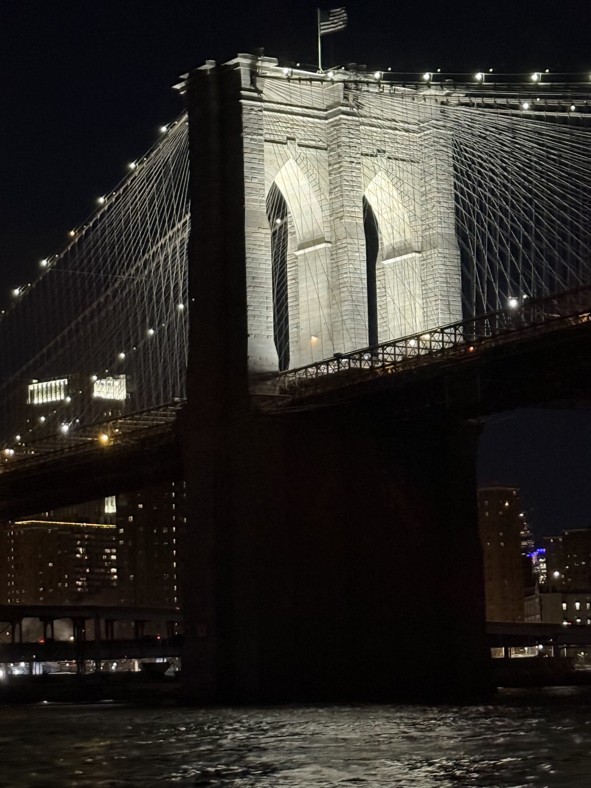 Manhattan, New York — un pont avec un bateau passant dessous