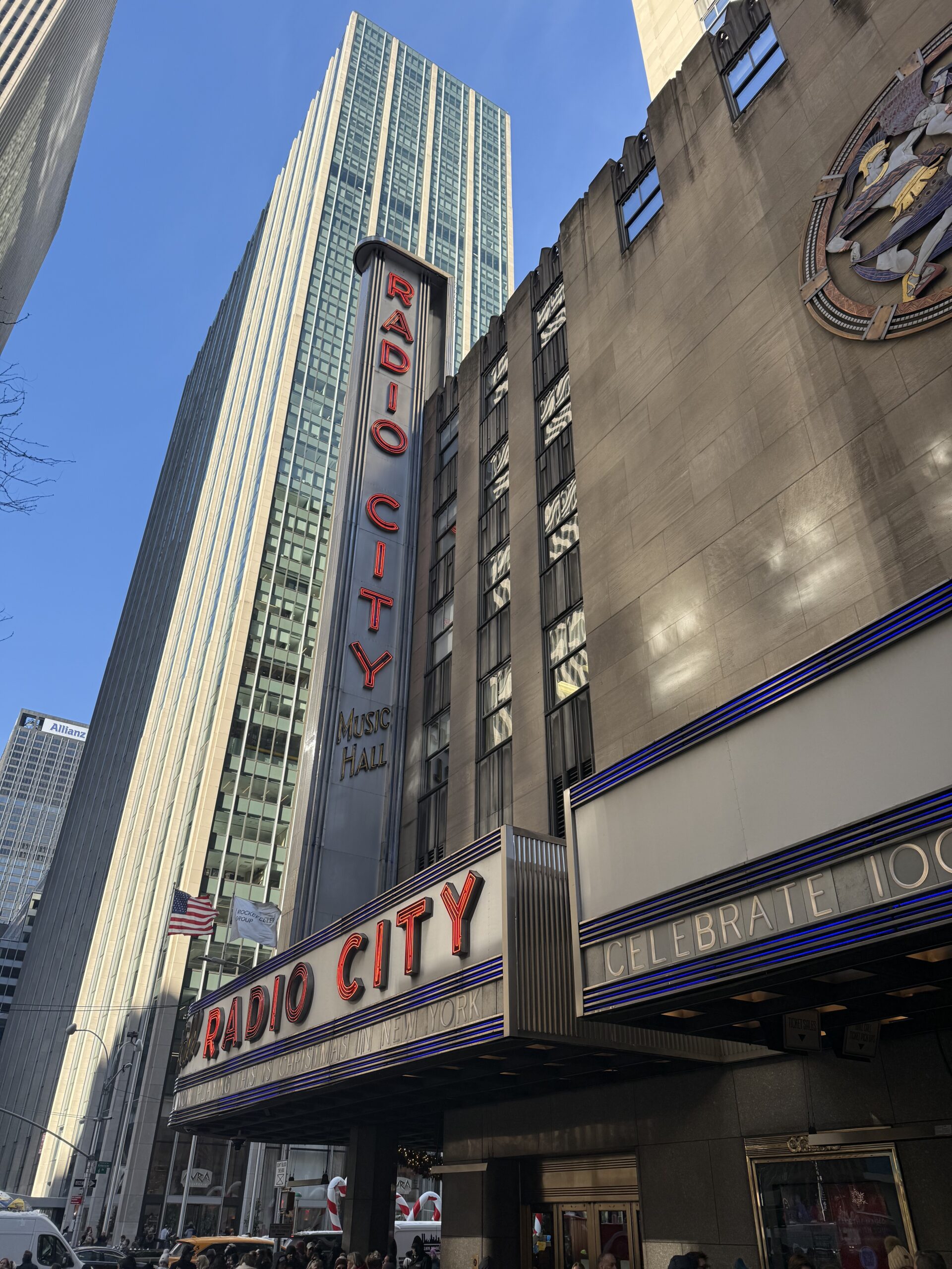 Manhattan, New York — un grand bâtiment avec un panneau qui dit city