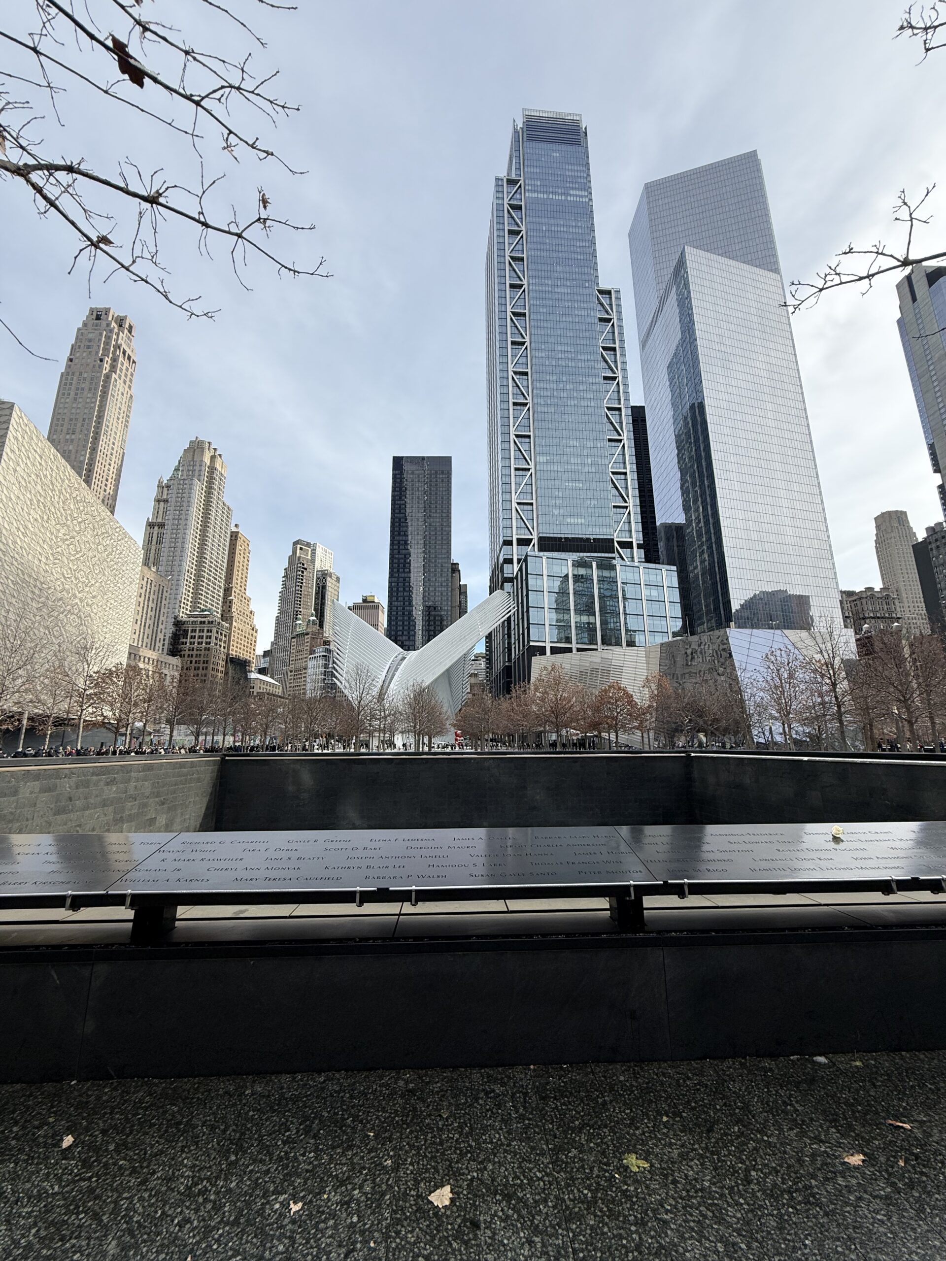 Manhattan, New York — un banc dans un parc avec une vue sur une ville