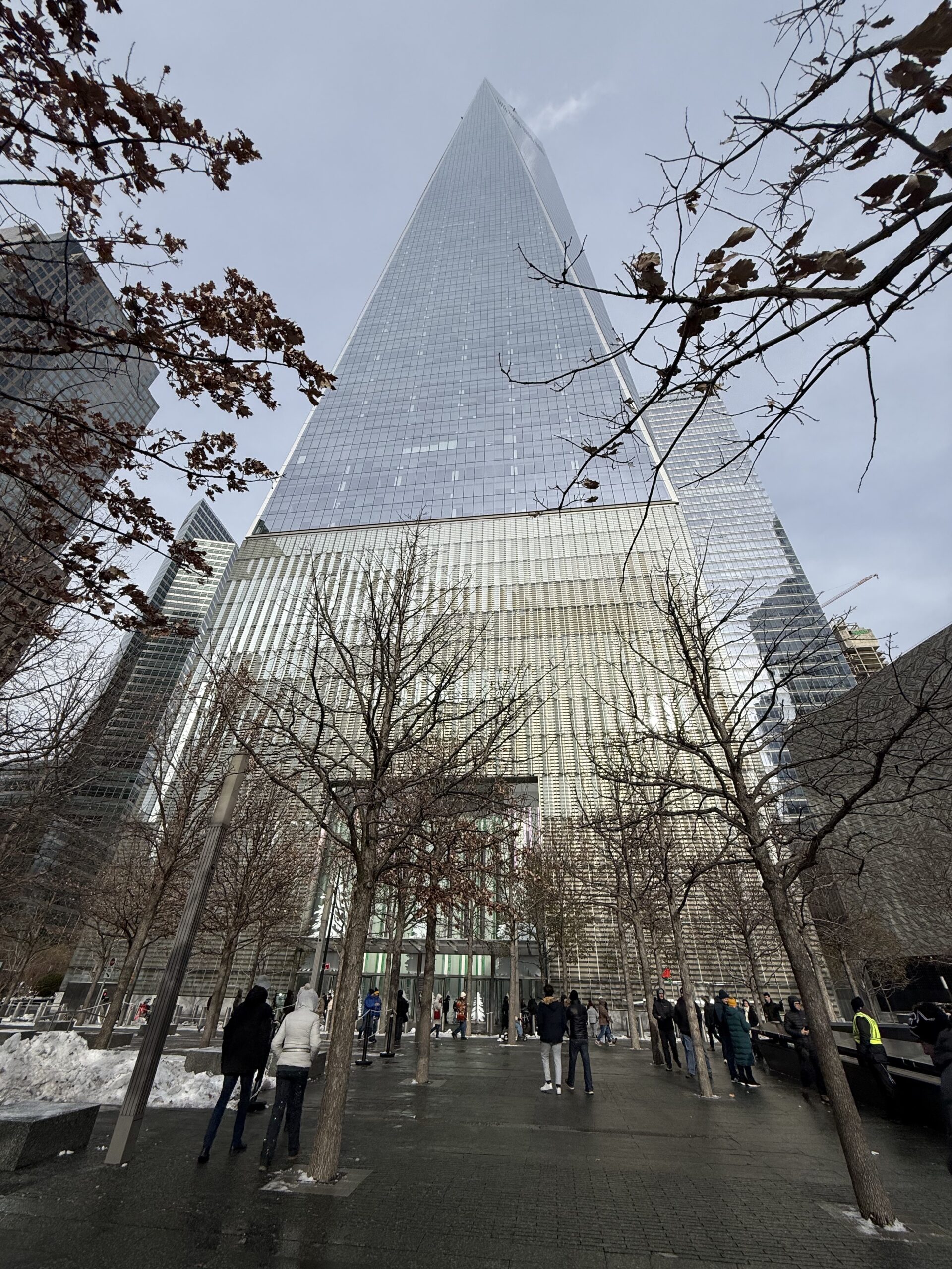 Manhattan, New York — un immeuble haut avec beaucoup de fenêtres