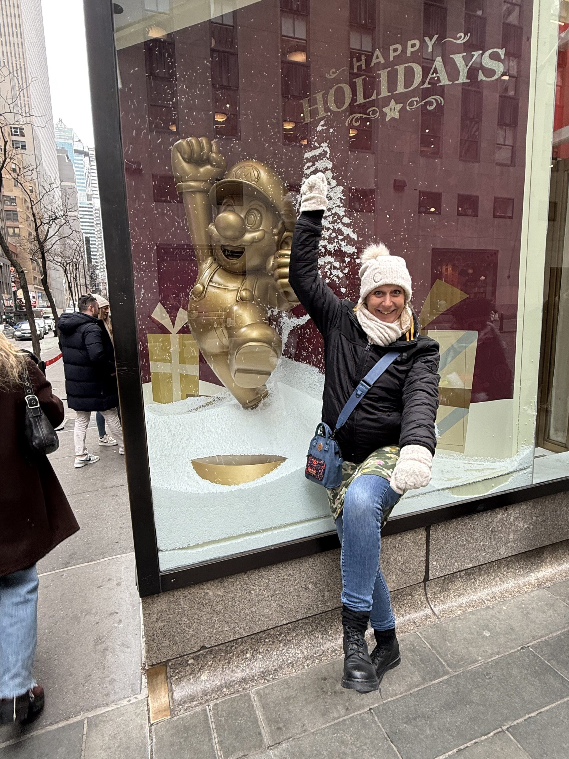 Manhattan, New York — une femme assise sur un trottoir