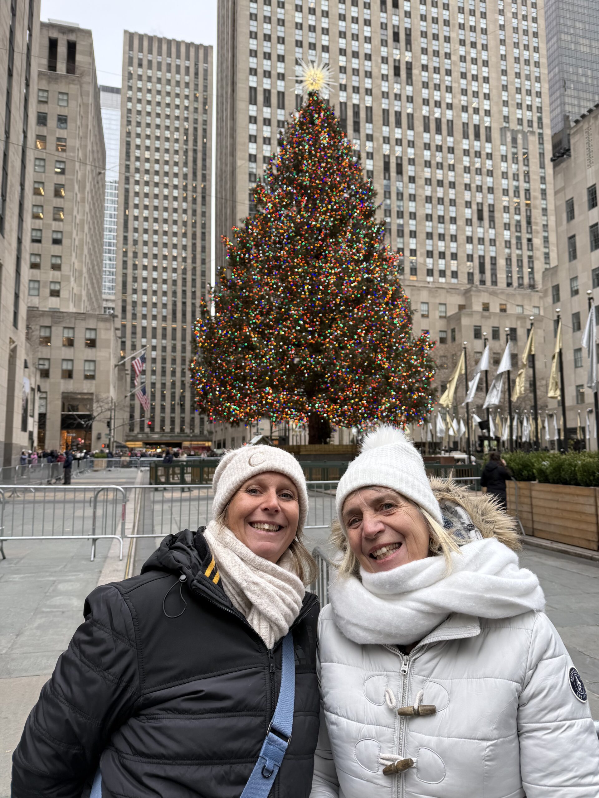 Manhattan, New York — deux femmes debout devant un sapin de Noël