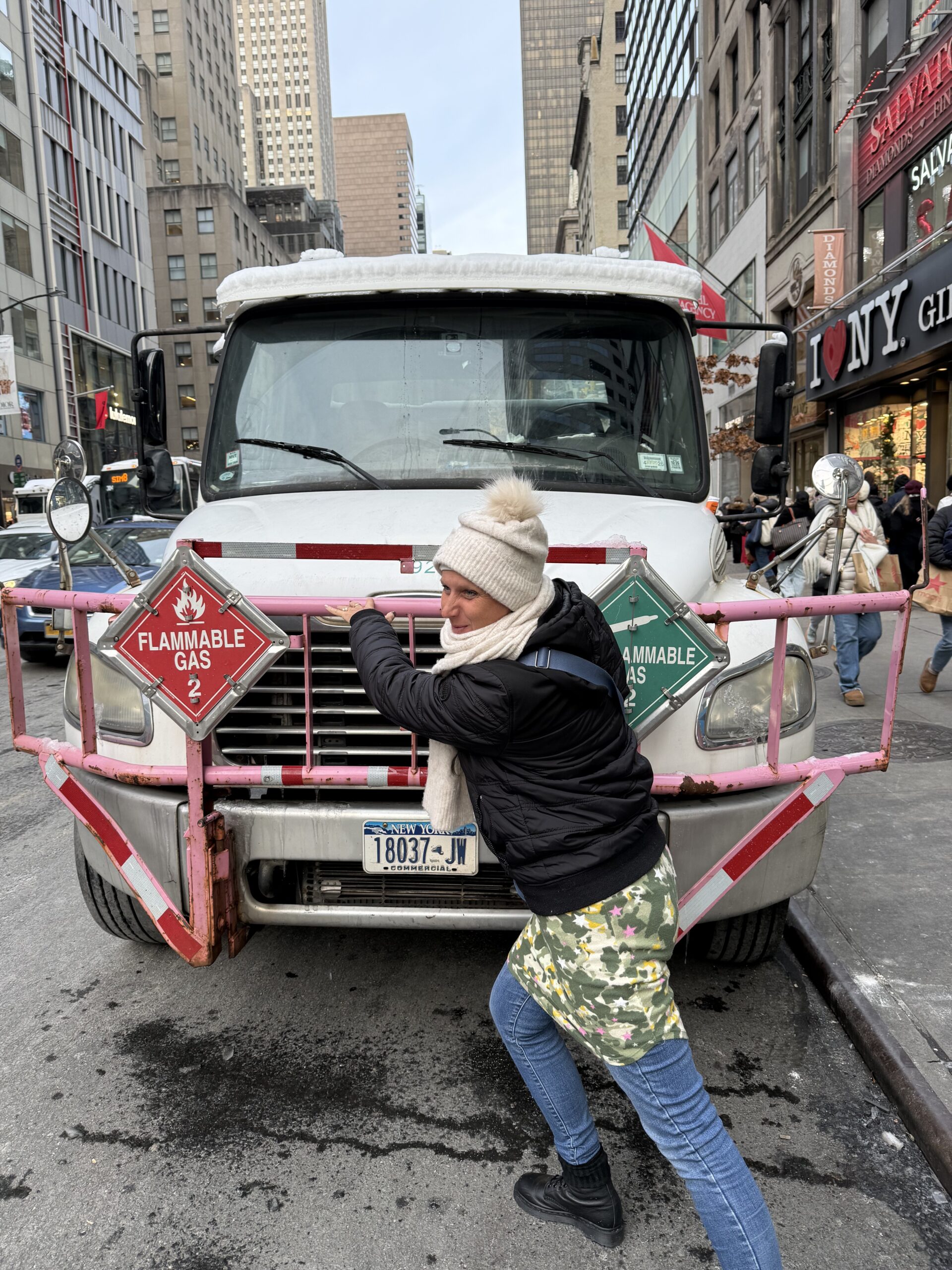 Manhattan, New York — un homme répare un camion avec une poignée rose