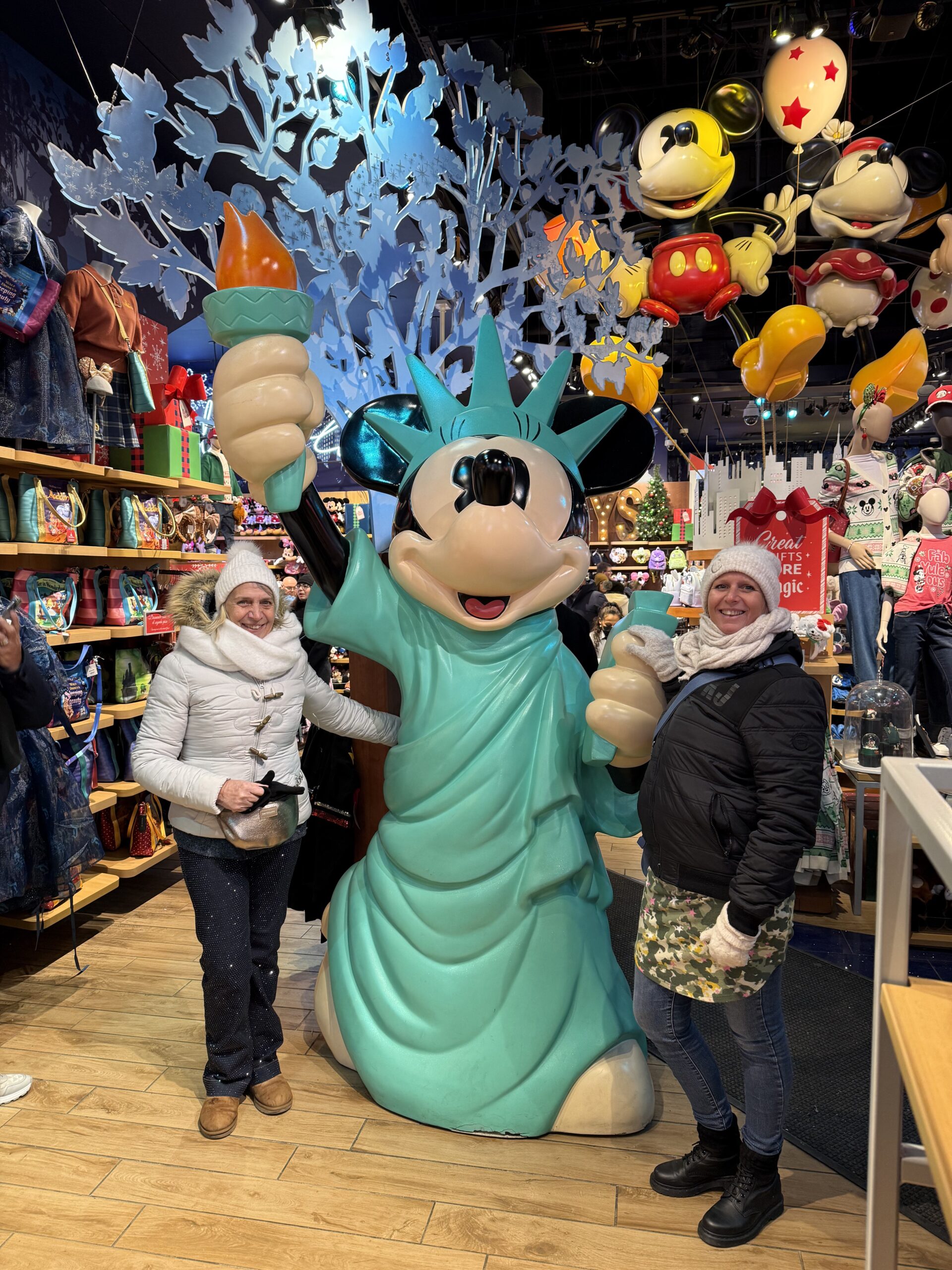 Manhattan, New York — un homme et une femme debout à côté d'un mickey mouse