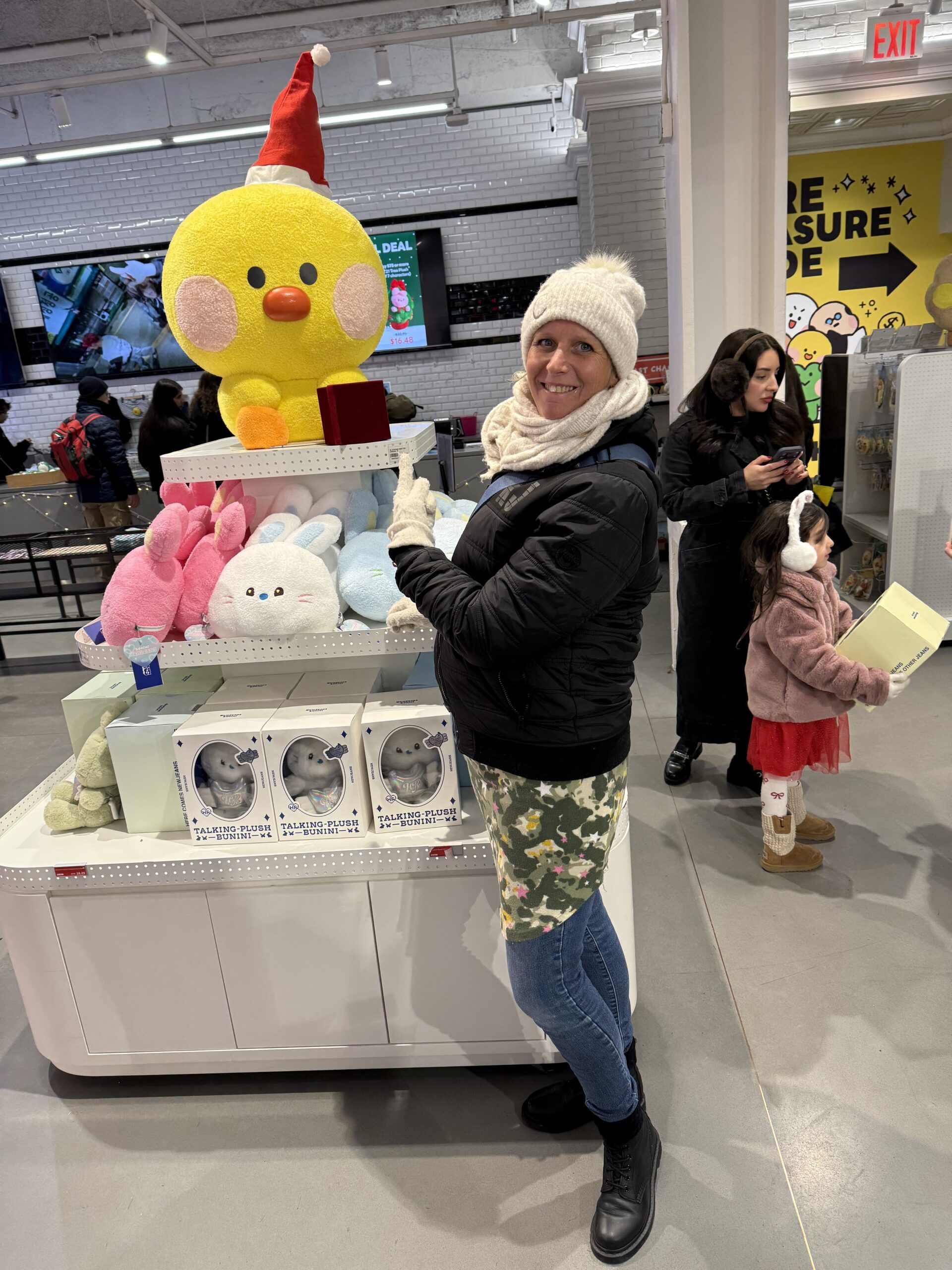 Manhattan, New York — une femme tenant un animal en peluche dans un magasin