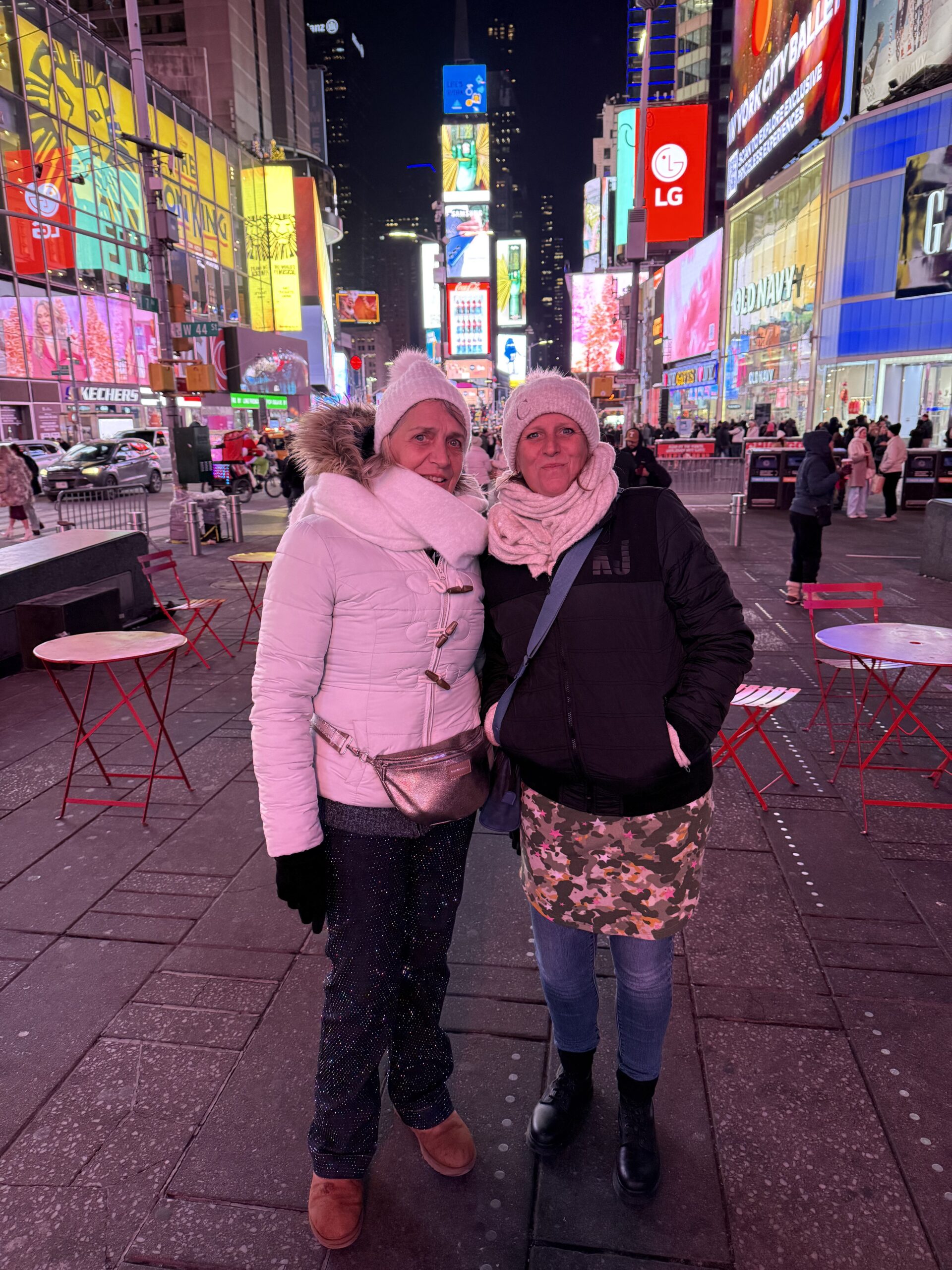 Manhattan, New York — deux femmes debout sur un trottoir dans une ville
