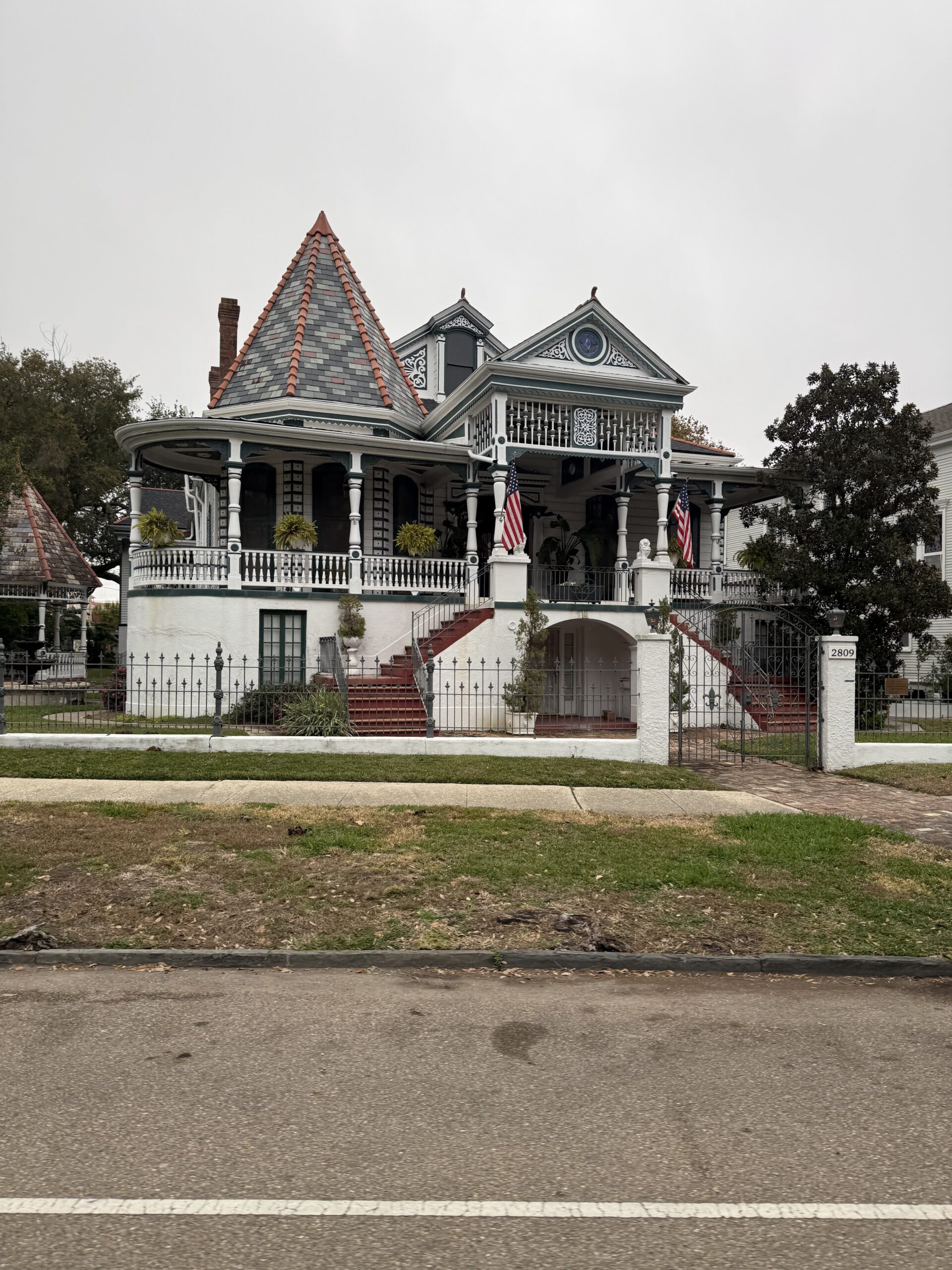 Faubourg St. Jean, La Nouvelle-Orléans — Une maison avec un drapeau sur la façade