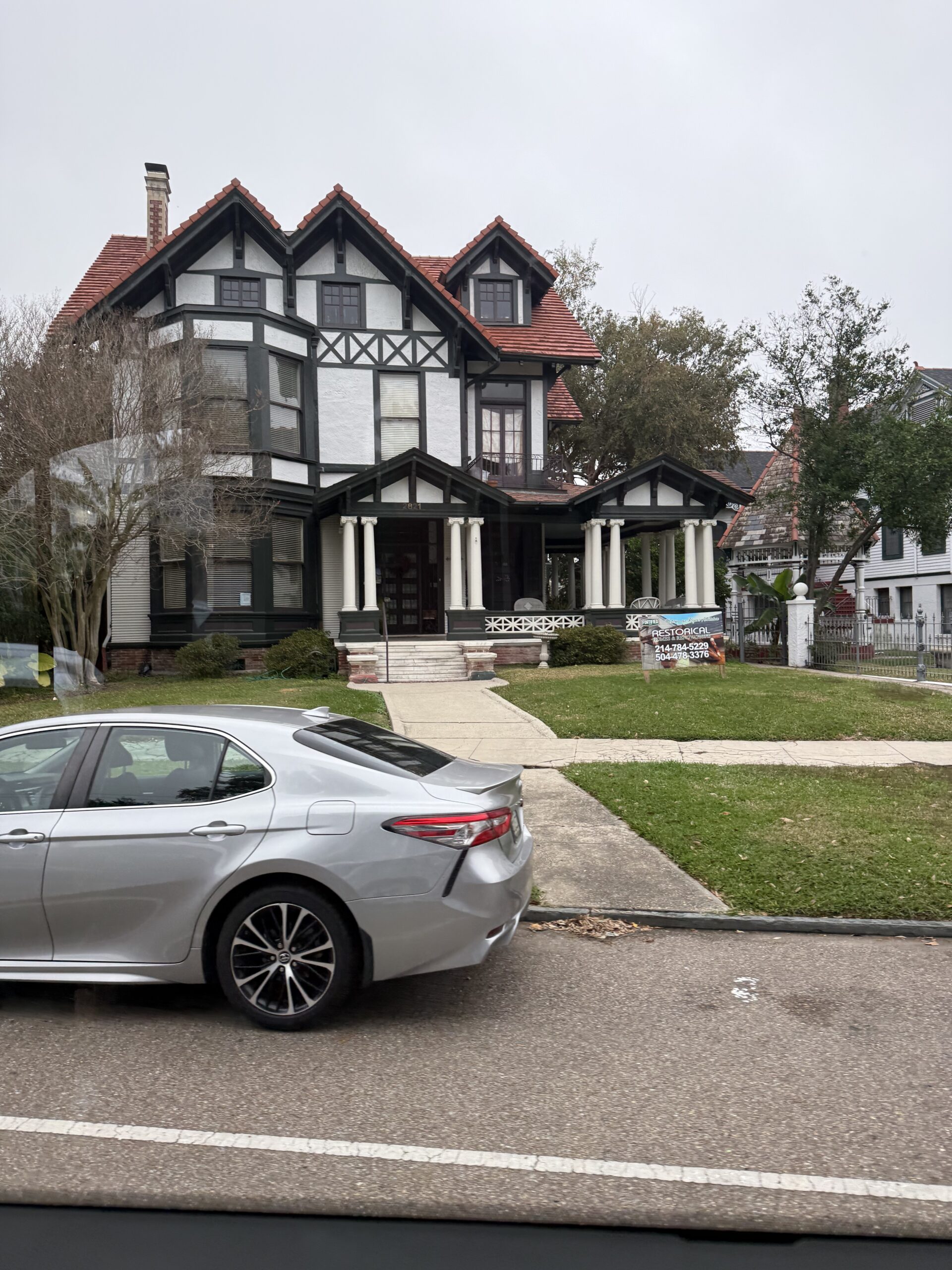 Faubourg St. Jean, La Nouvelle-Orléans — Une voiture garée devant une maison