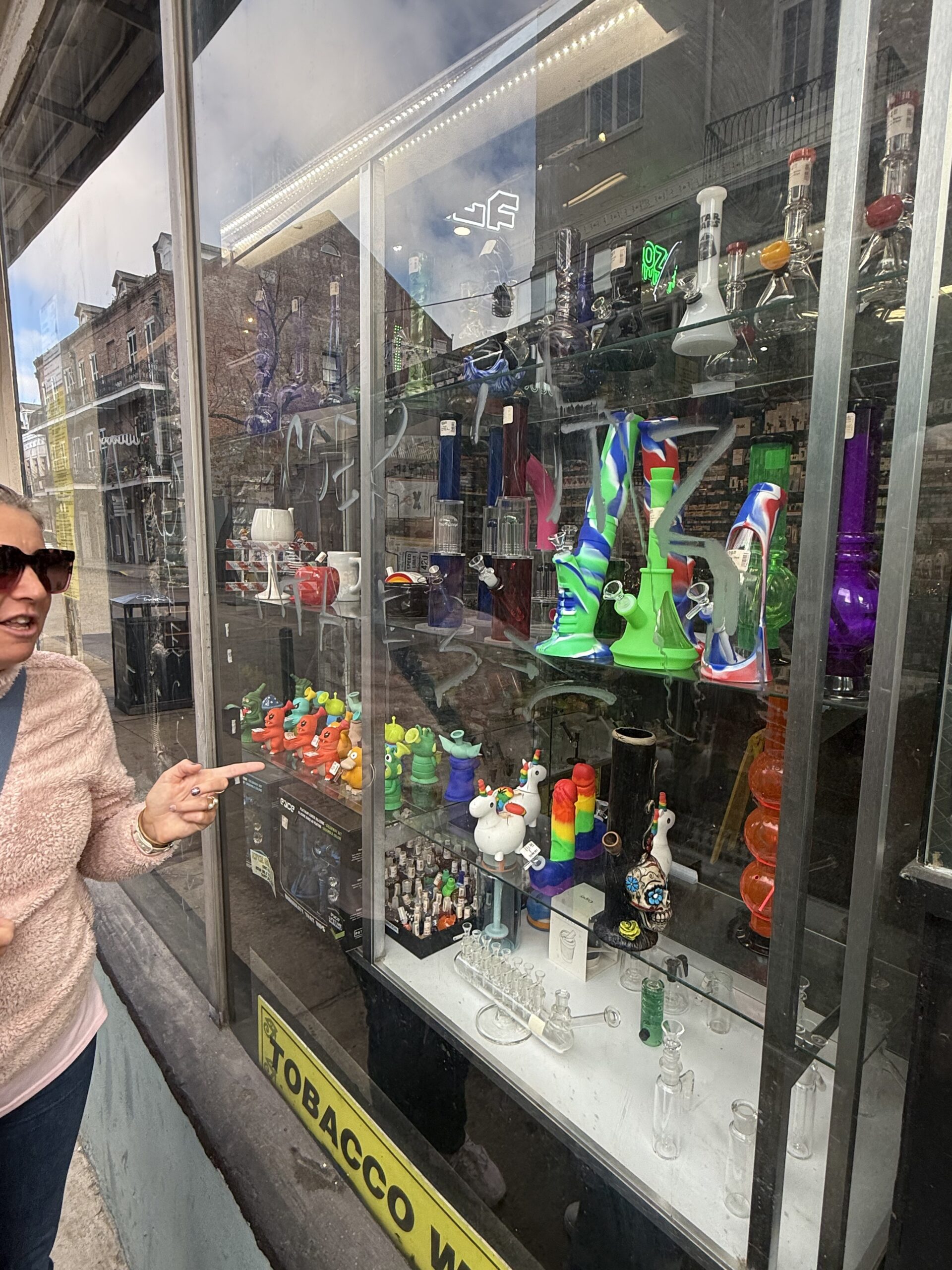 La Nouvelle-Orléans — une femme pointant une vitrine