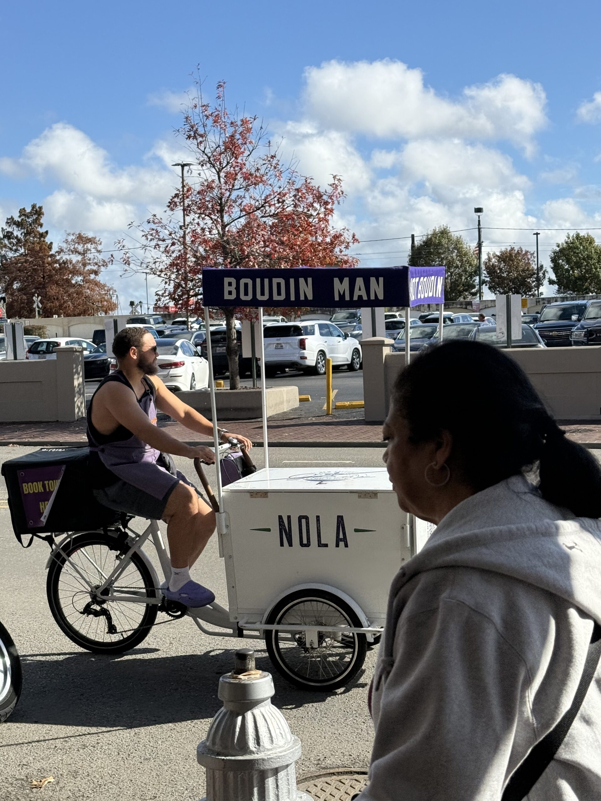 La Nouvelle-Orléans — une femme assise sur un vélo à côté d'une bouche d'incendie