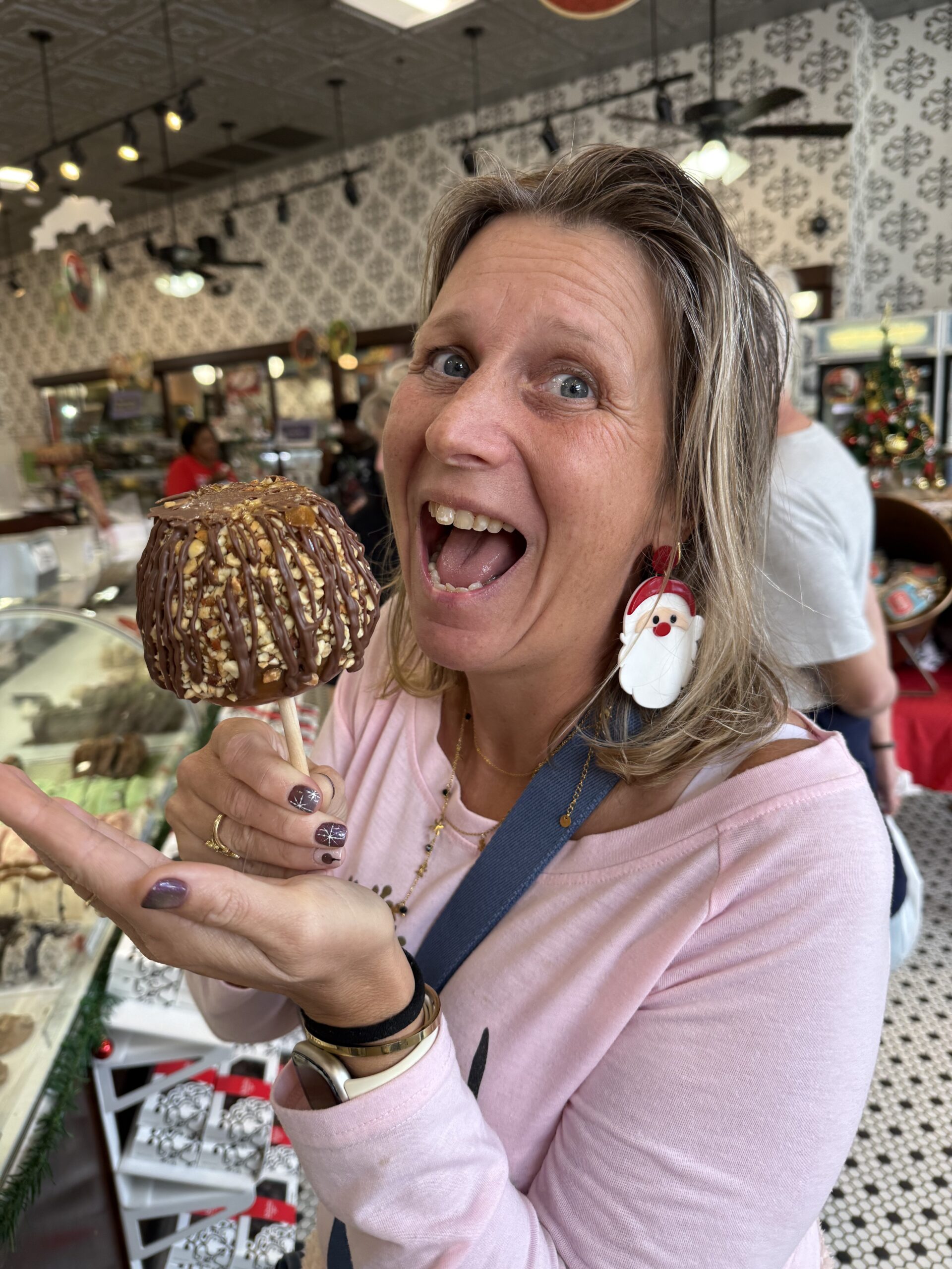 La Nouvelle-Orléans — une femme tenant un beignet avec un beignet enrobé de chocolat