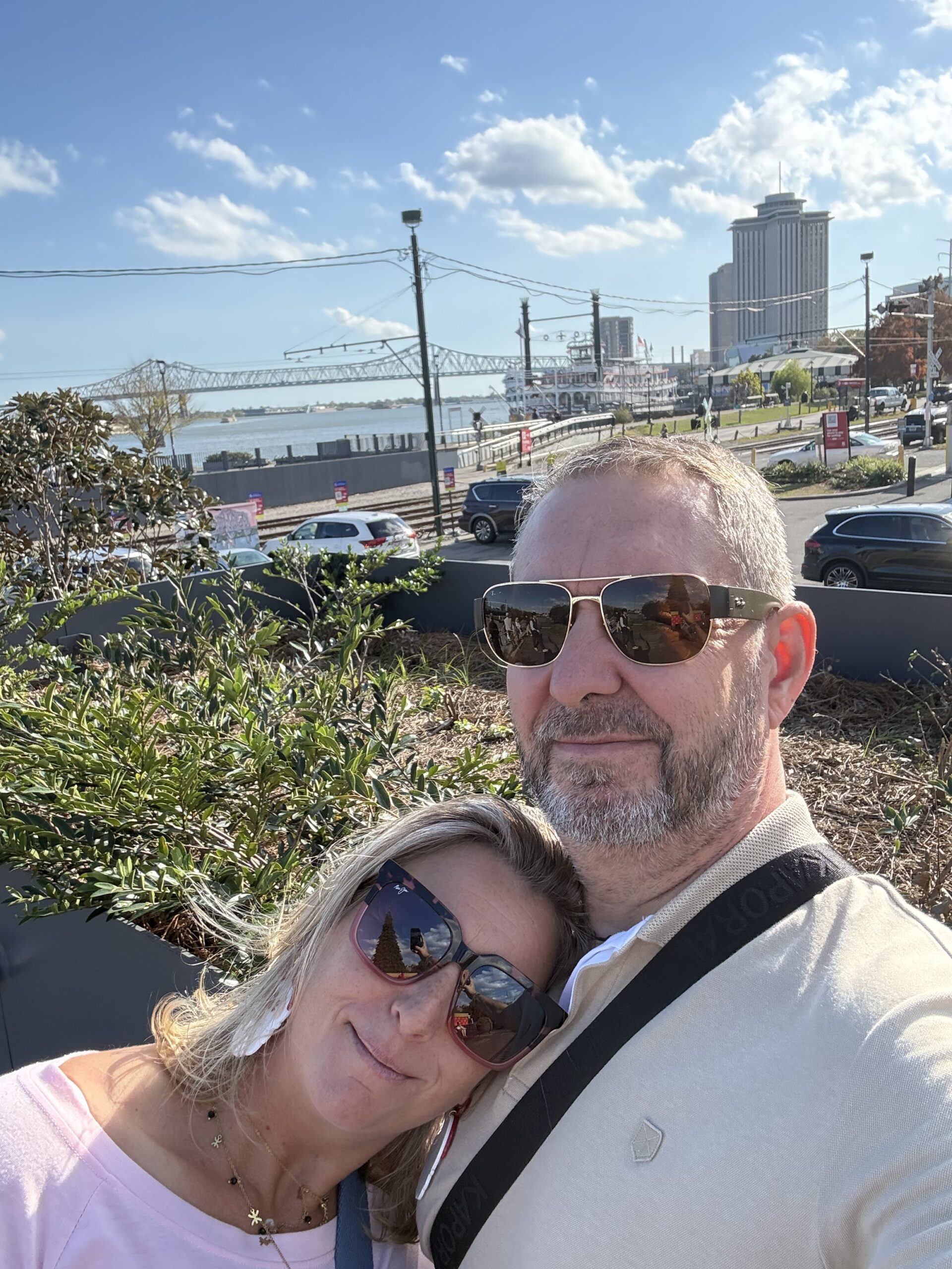 La Nouvelle-Orléans — un homme et une femme sont assis sur un banc
