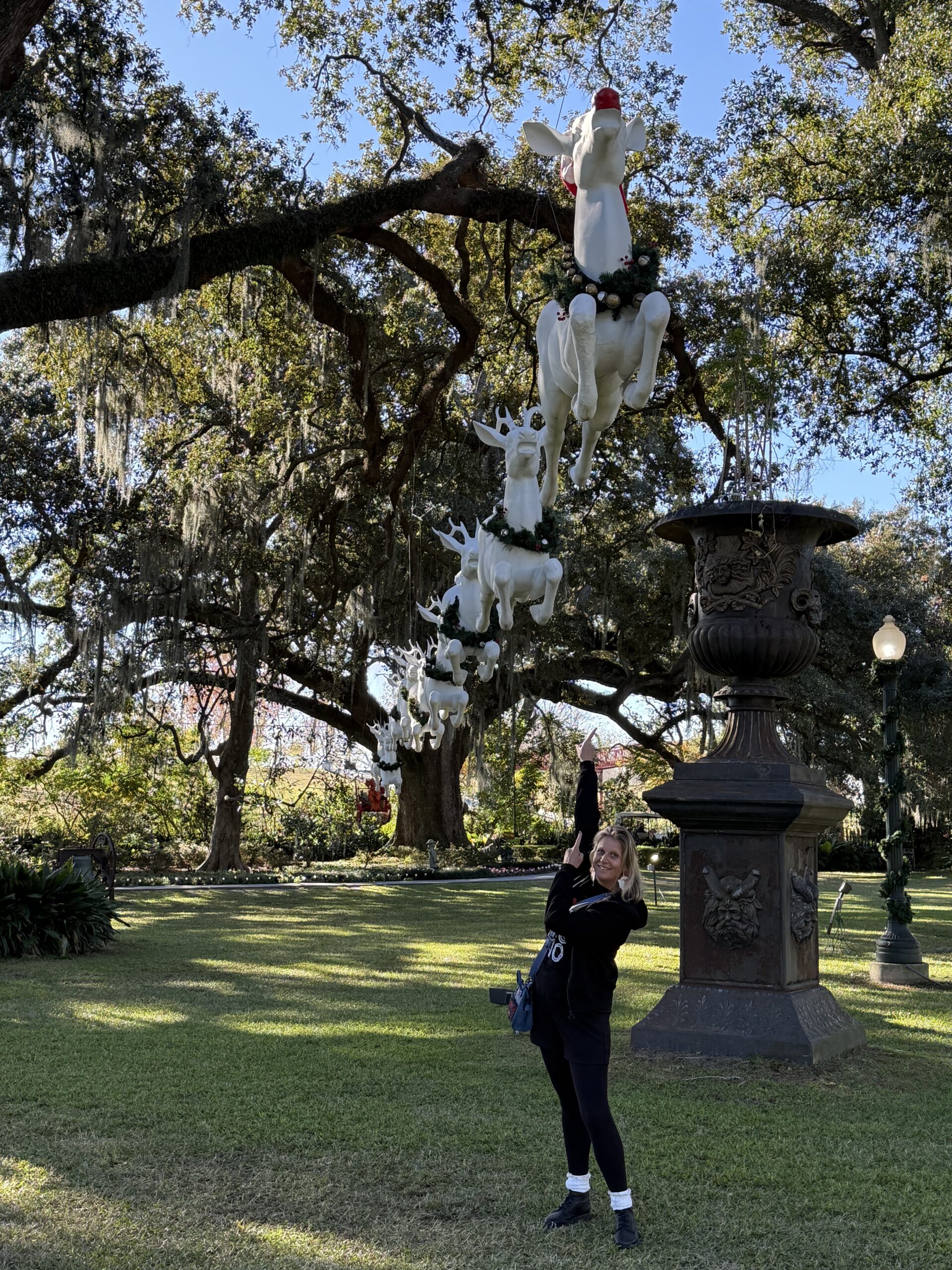 Lousiane — une femme debout dans un parc avec une statue de chien