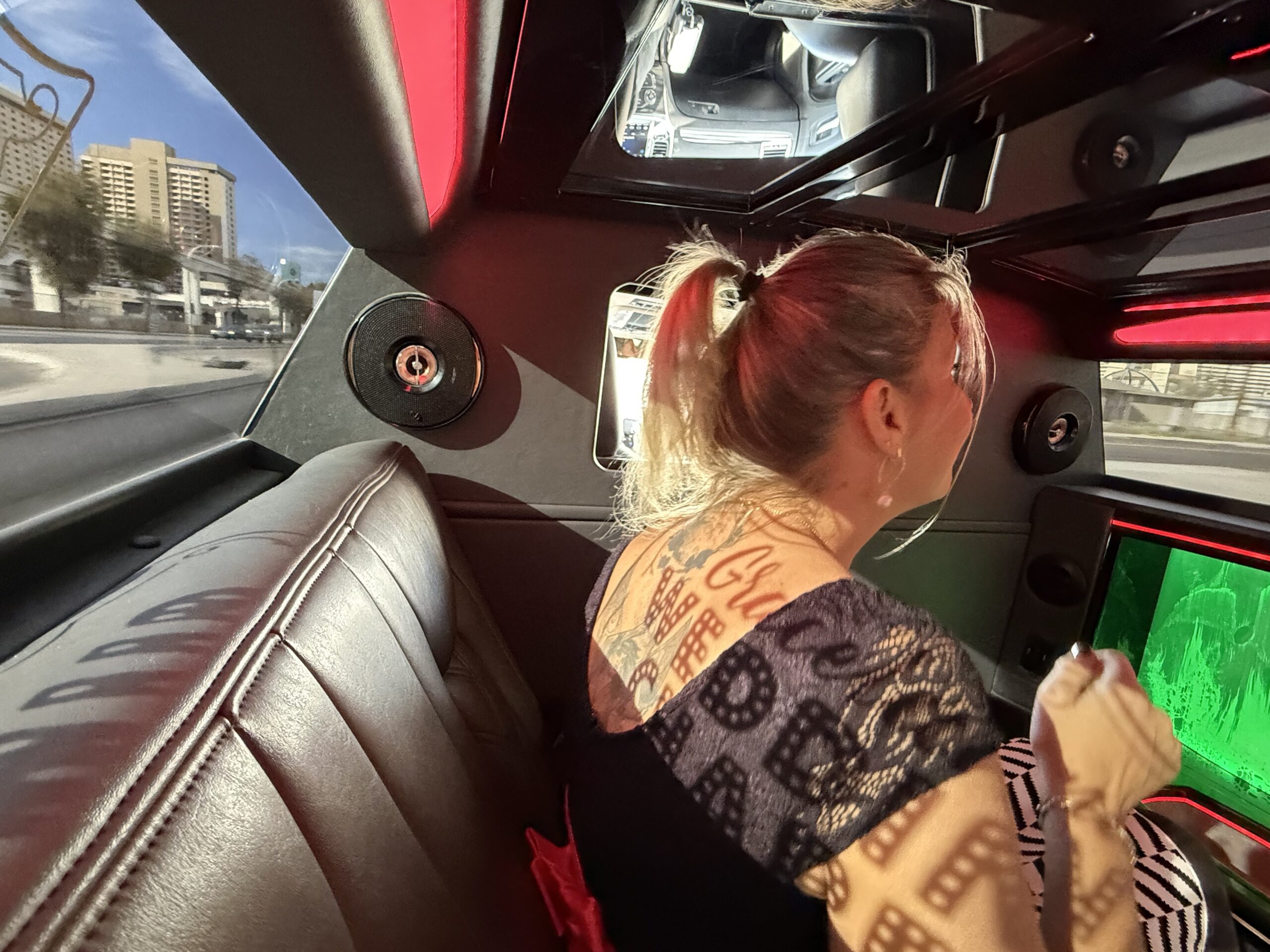 Downtown Las Vegas, Las Vegas — une femme conduisant une voiture avec un fond vert