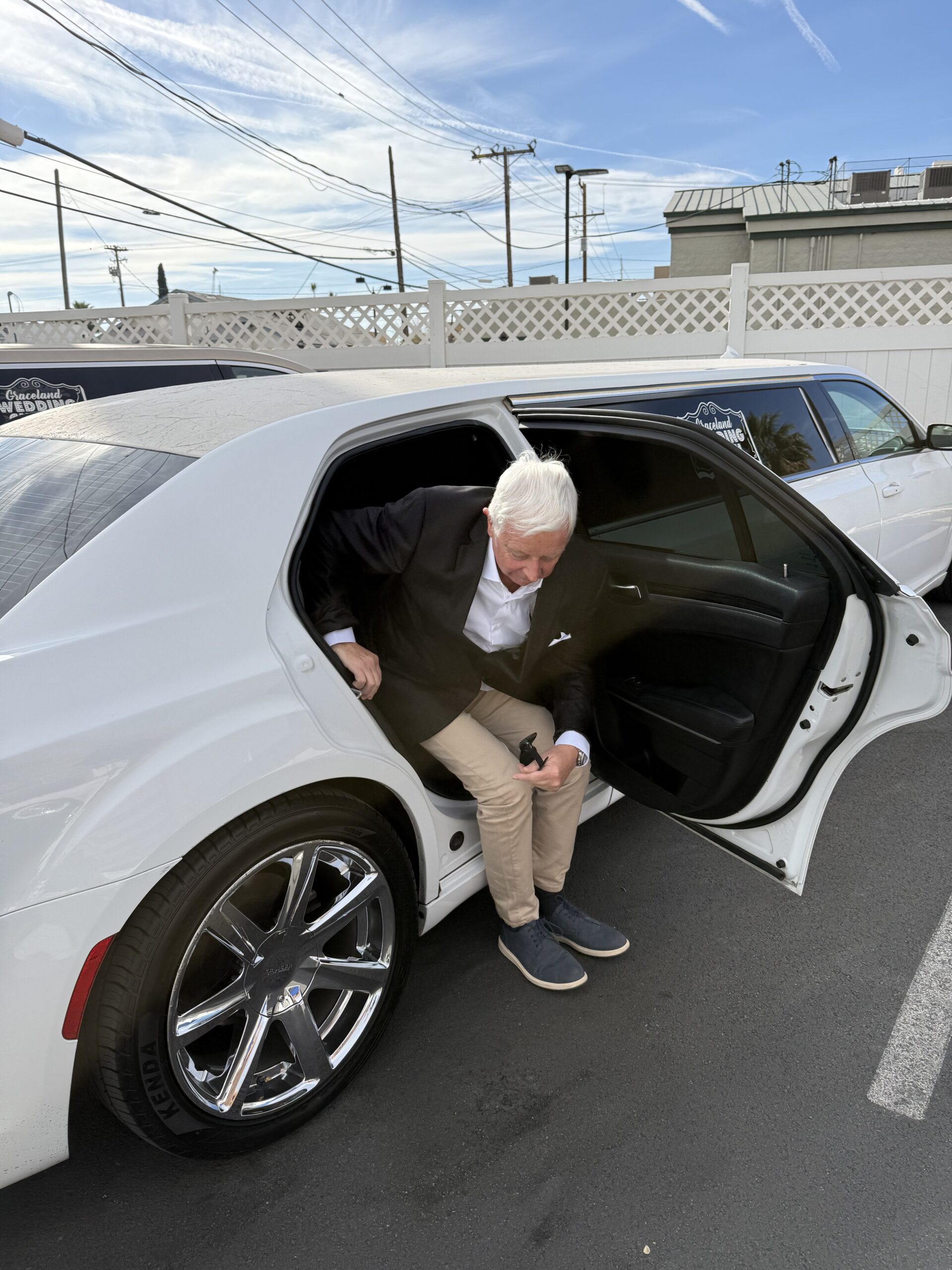 Downtown Las Vegas, Las Vegas — un homme en costume ouvrant la porte d'une voiture blanche