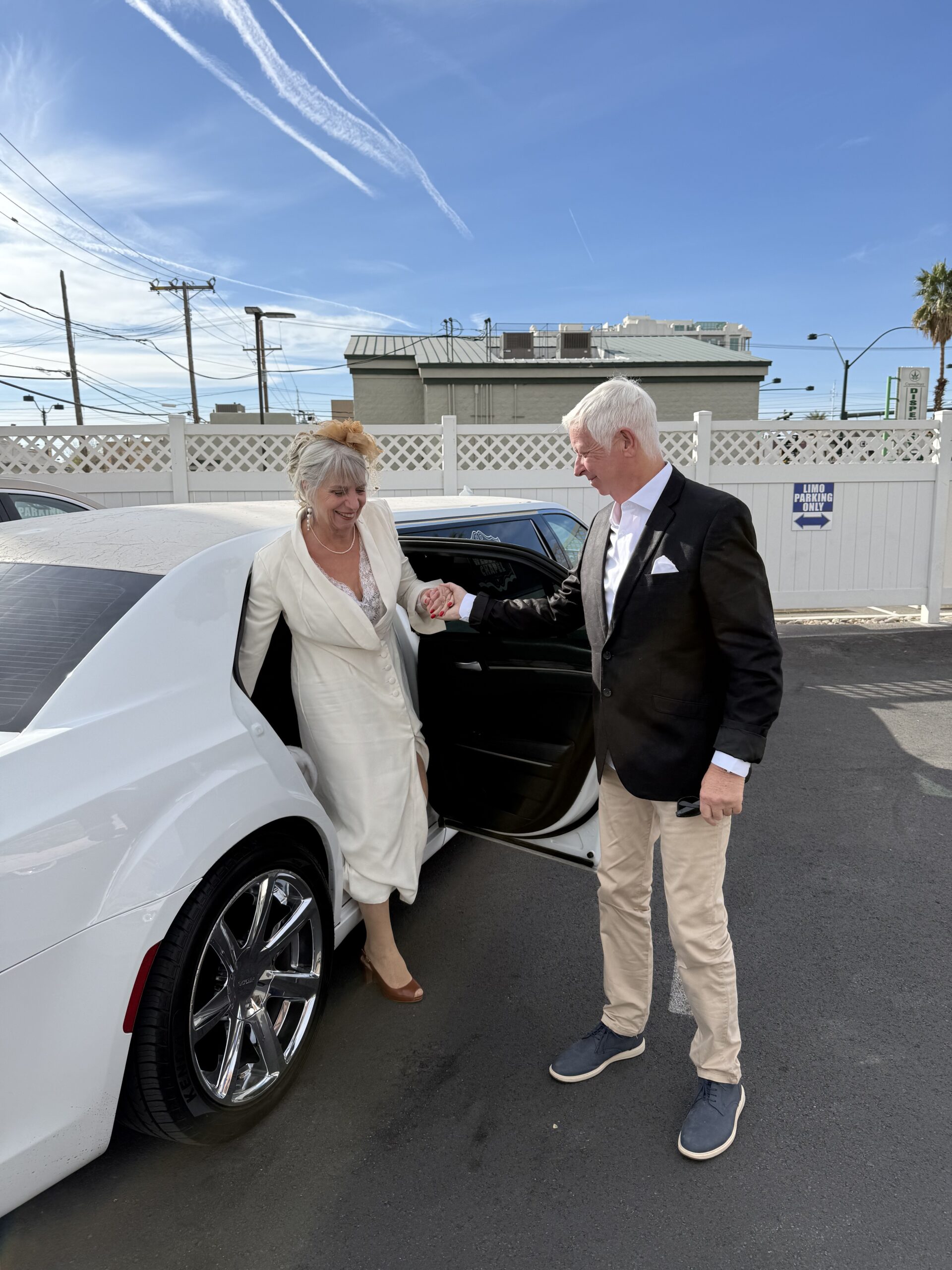 Downtown Las Vegas, Las Vegas — un homme et une femme montant dans une voiture blanche