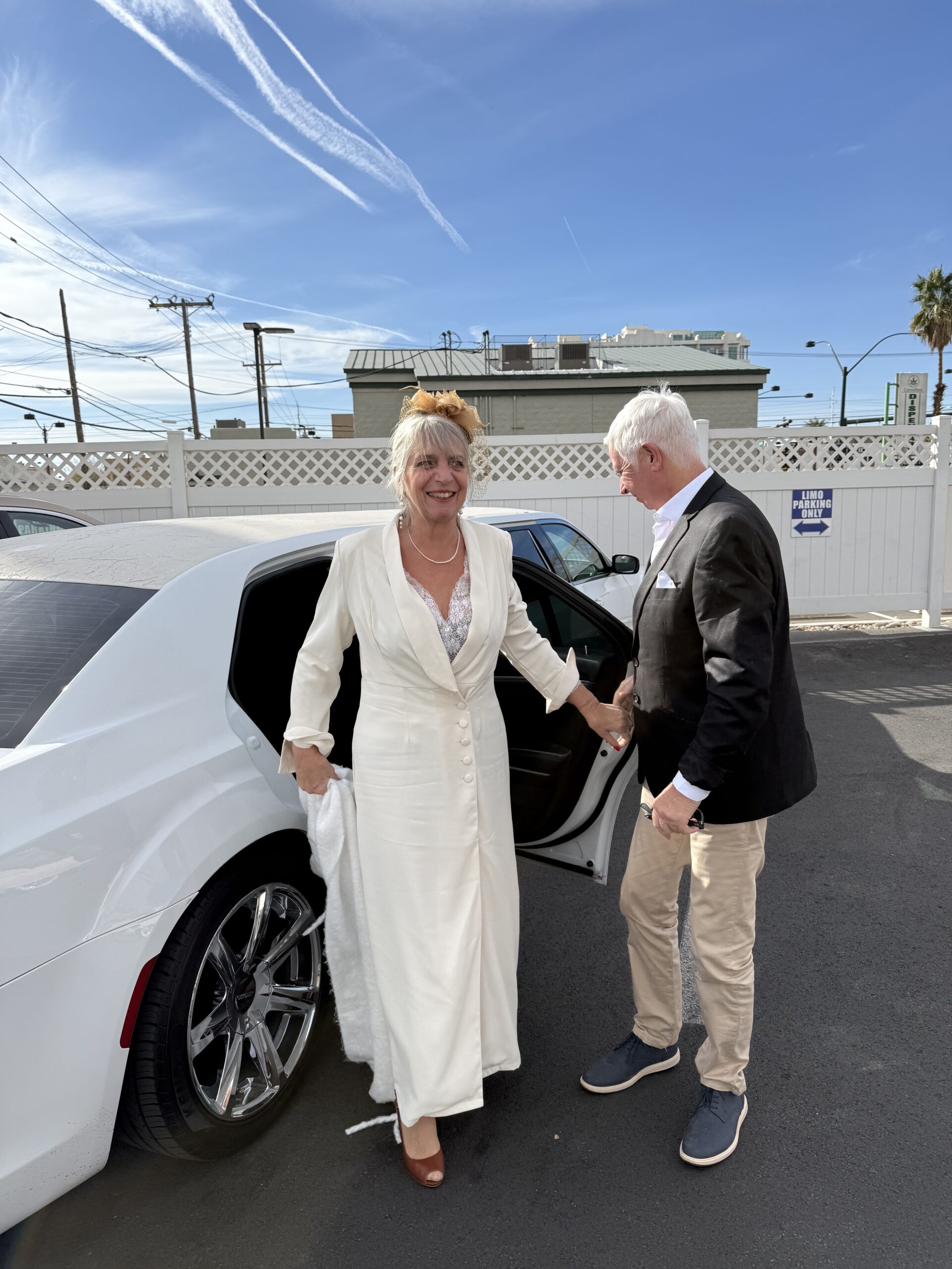 Downtown Las Vegas, Las Vegas — un homme et une femme se serrant la main devant une voiture blanche