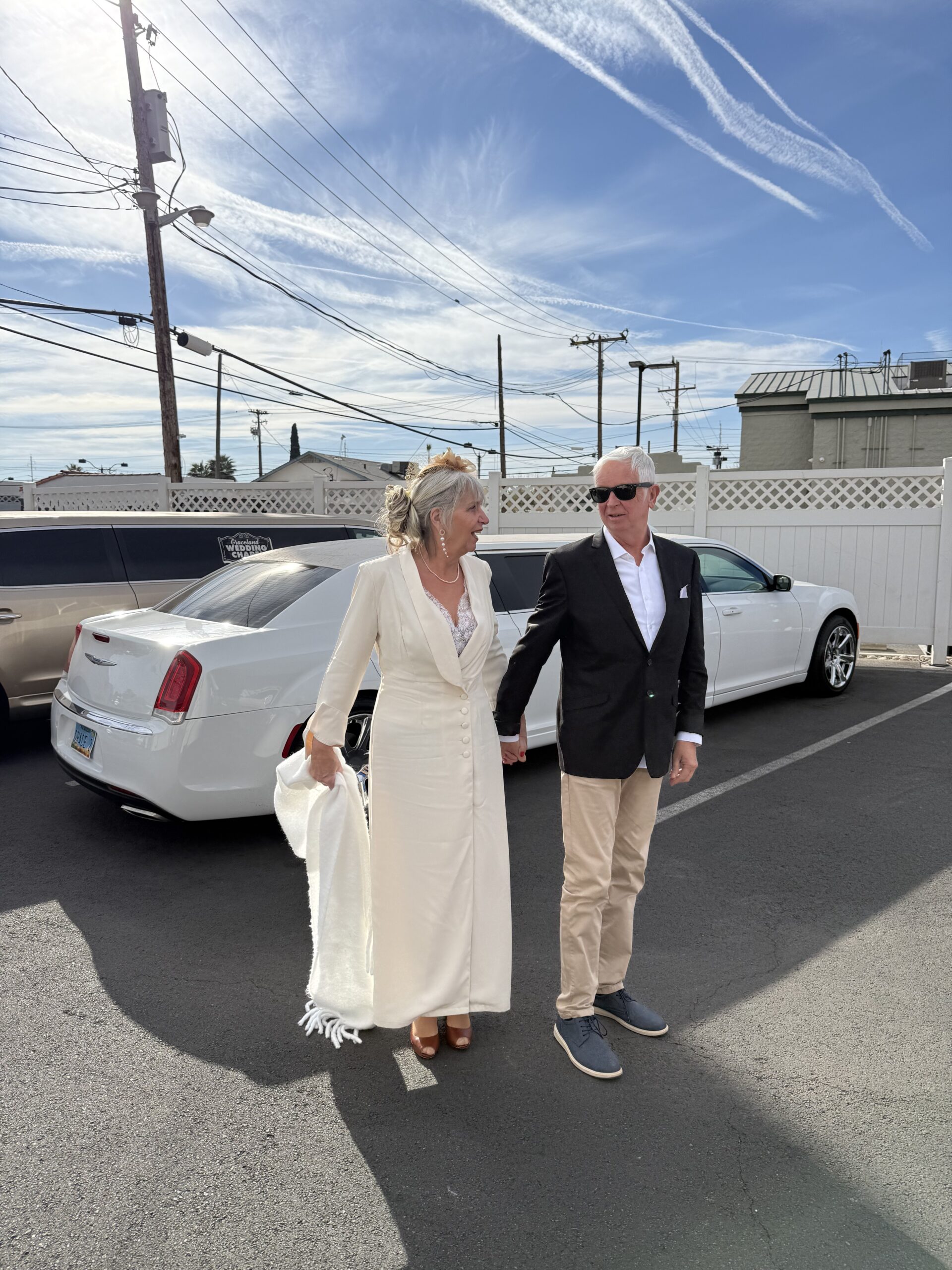 Downtown Las Vegas, Las Vegas — un homme et une femme marchant dans un parking