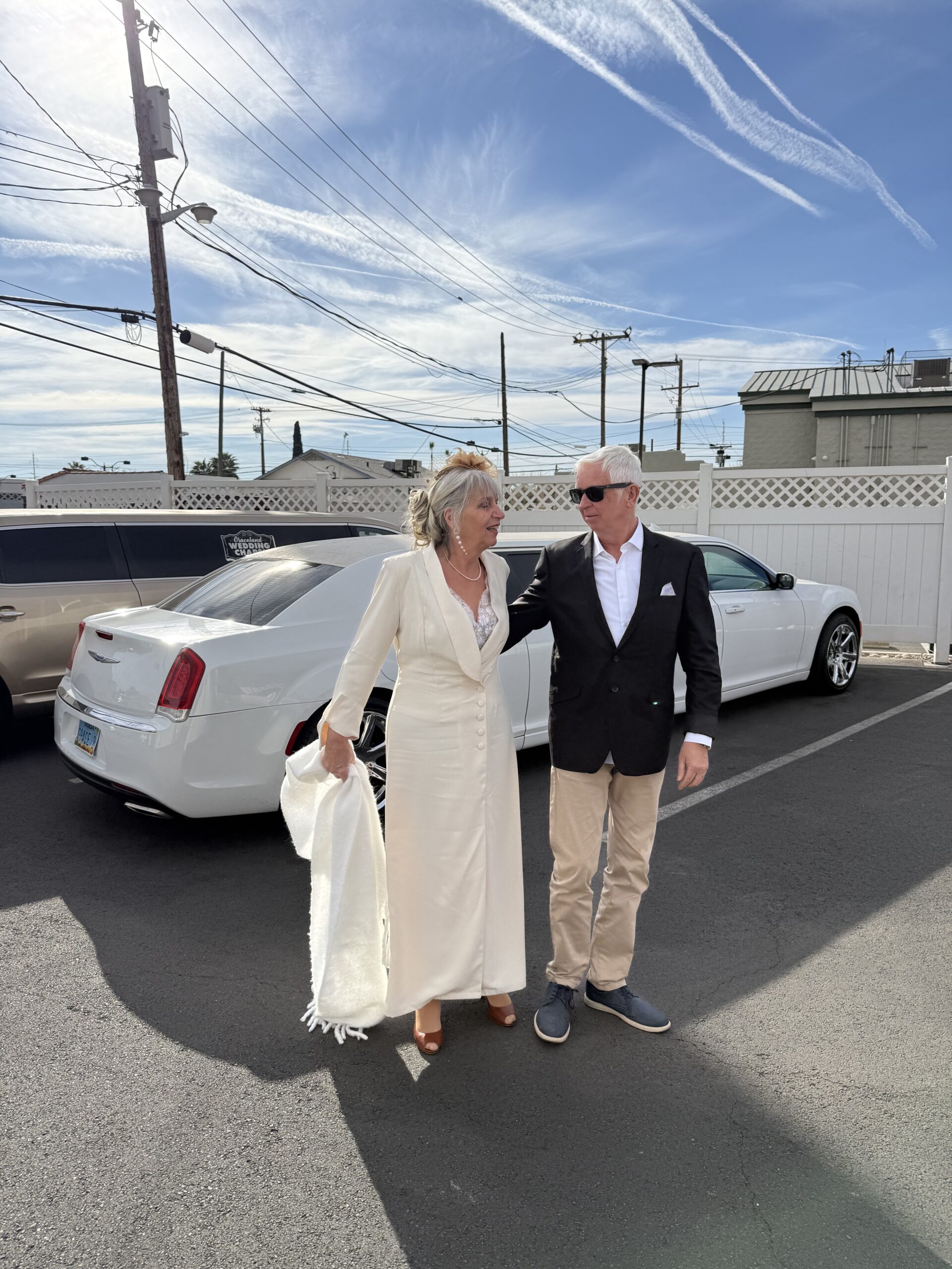 Downtown Las Vegas, Las Vegas — un homme et une femme marchant dans un parking