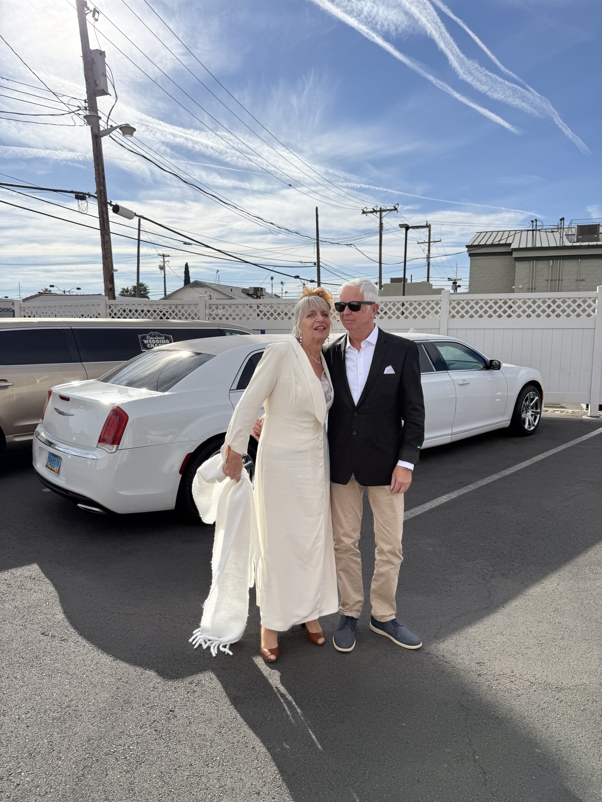 Downtown Las Vegas, Las Vegas — un homme et une femme debout dans un parking