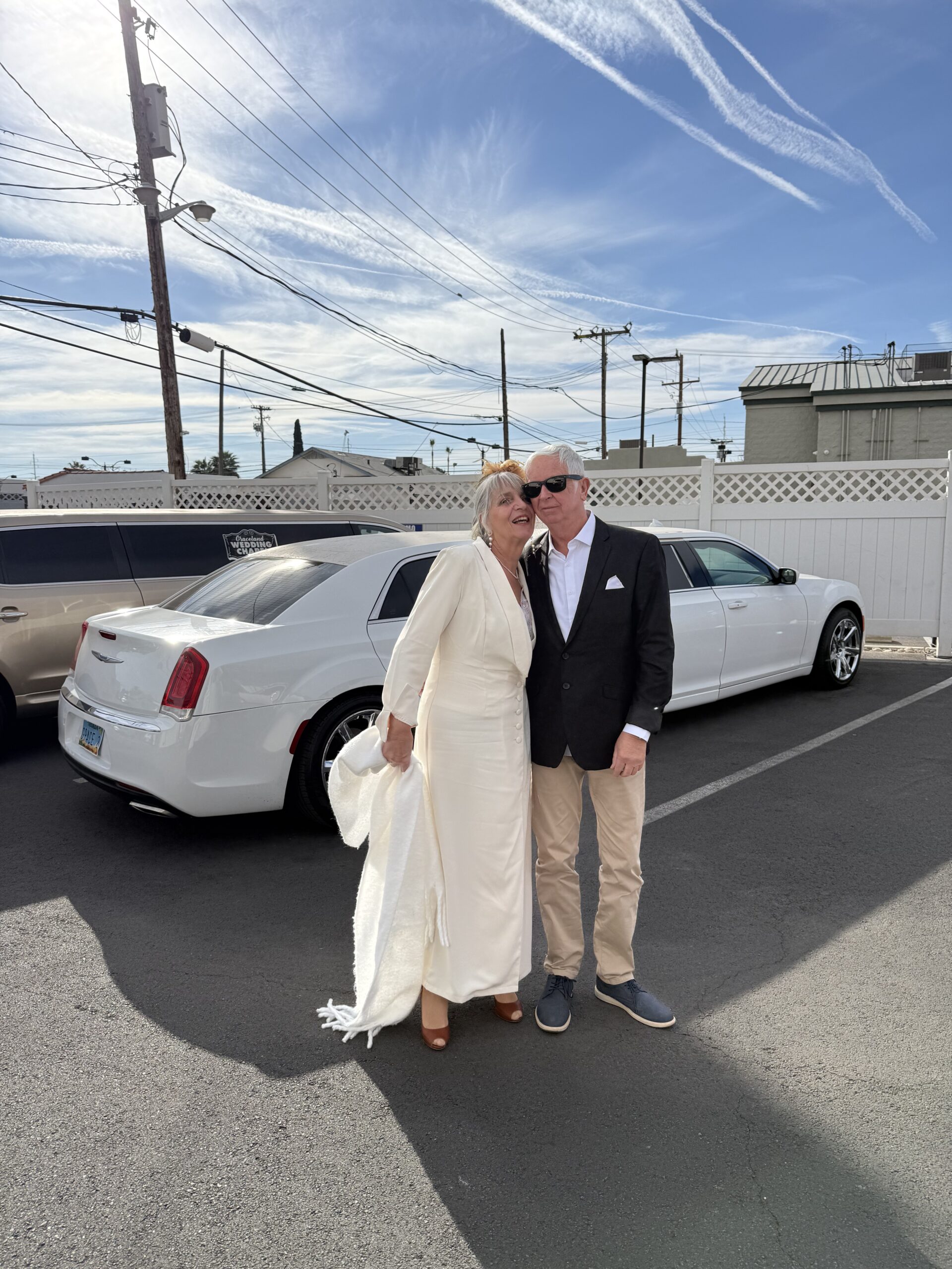 Downtown Las Vegas, Las Vegas — un homme et une femme debout dans un parking