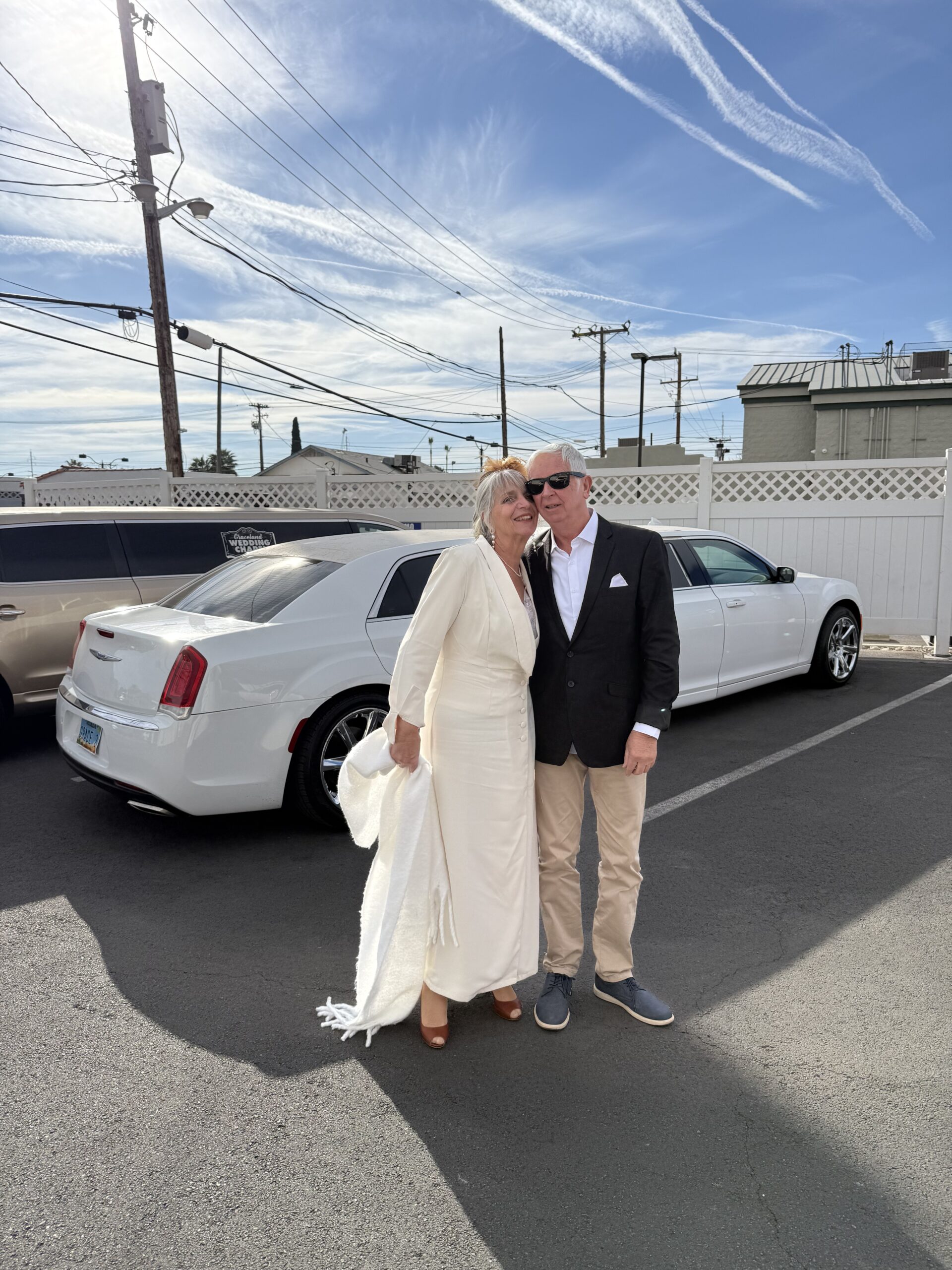 Downtown Las Vegas, Las Vegas — un homme et une femme debout dans un parking