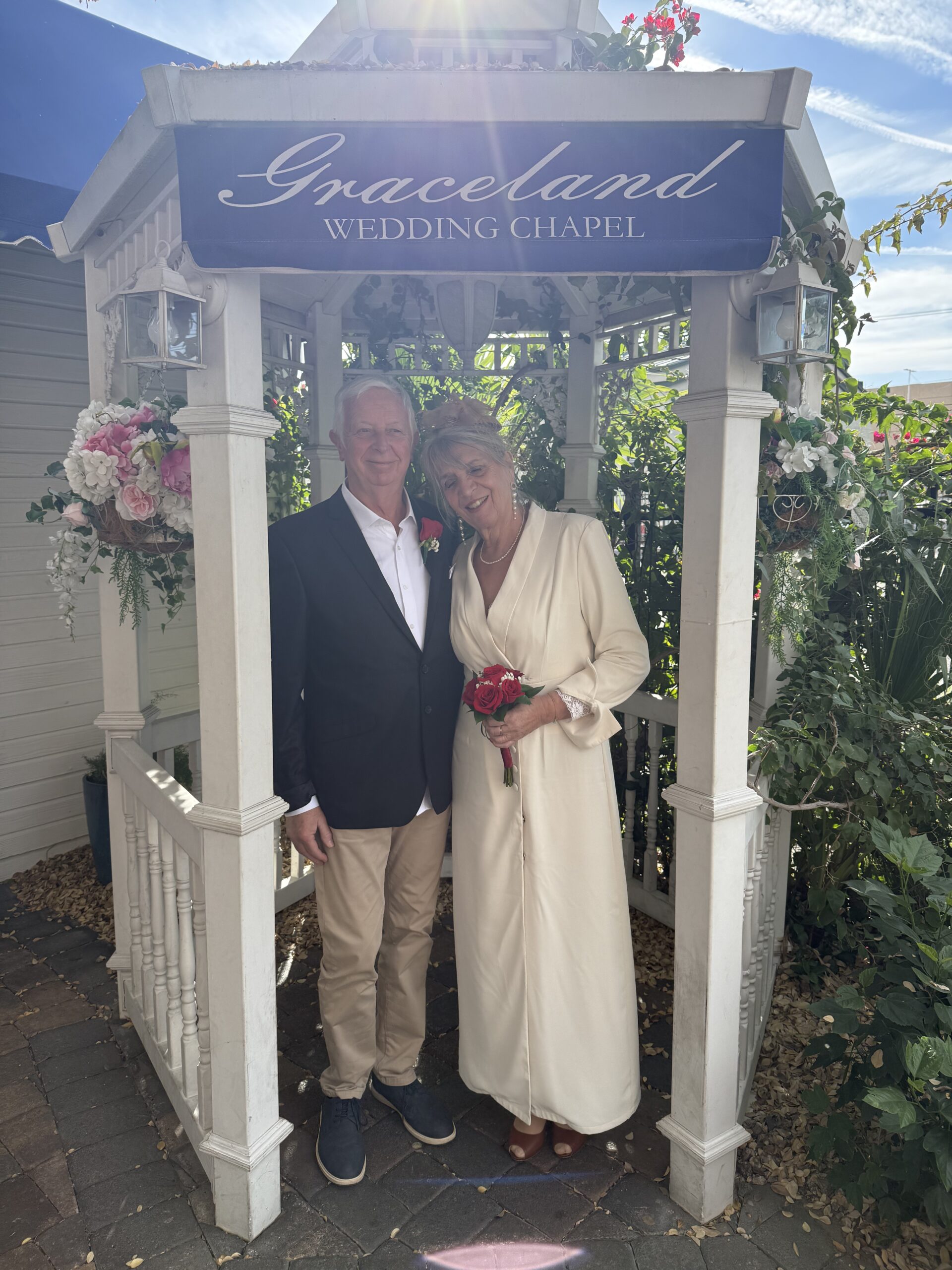 Downtown Las Vegas, Las Vegas — un homme et une femme debout sous un gazebo