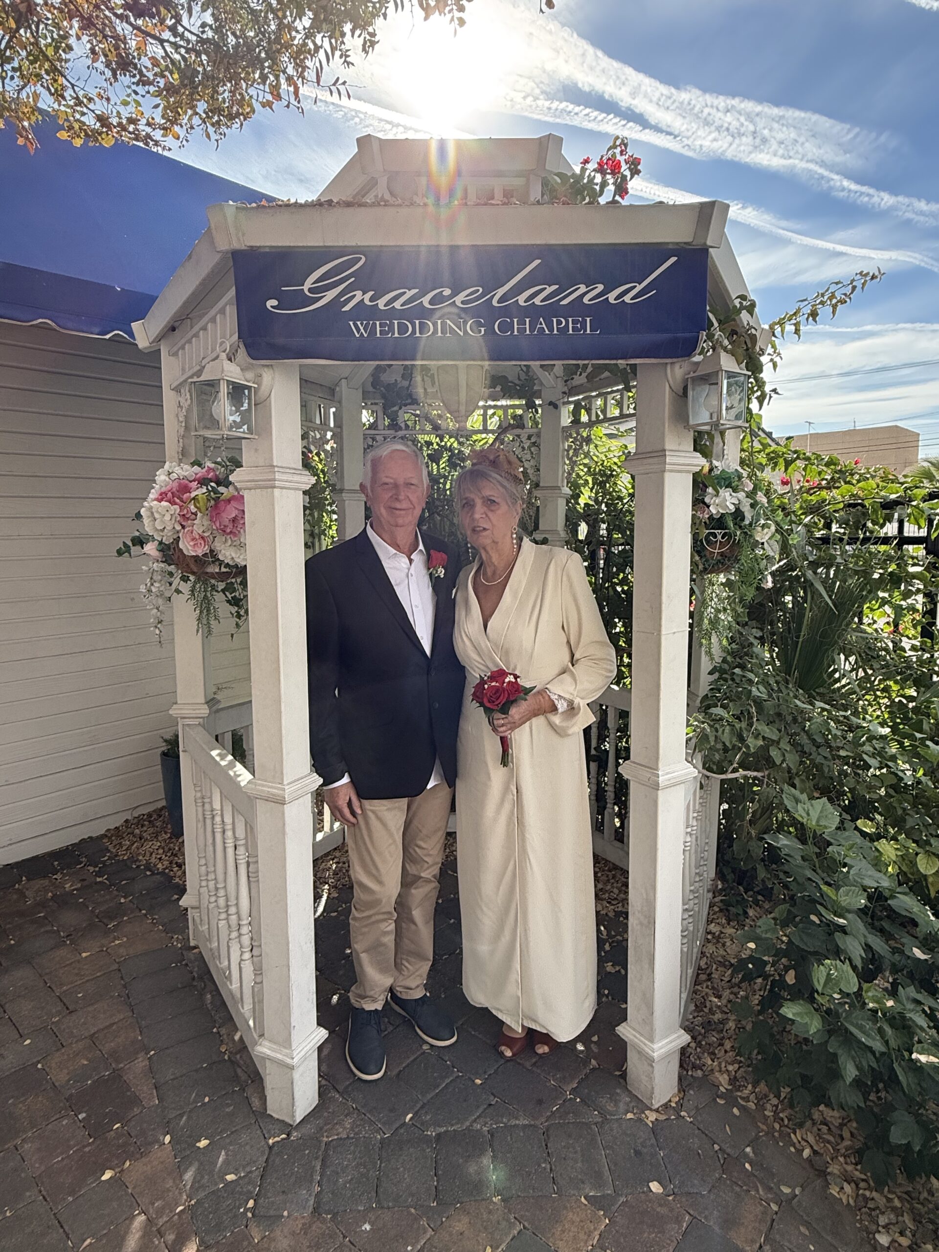 Downtown Las Vegas, Las Vegas — un gazebo blanc avec un panneau bleu