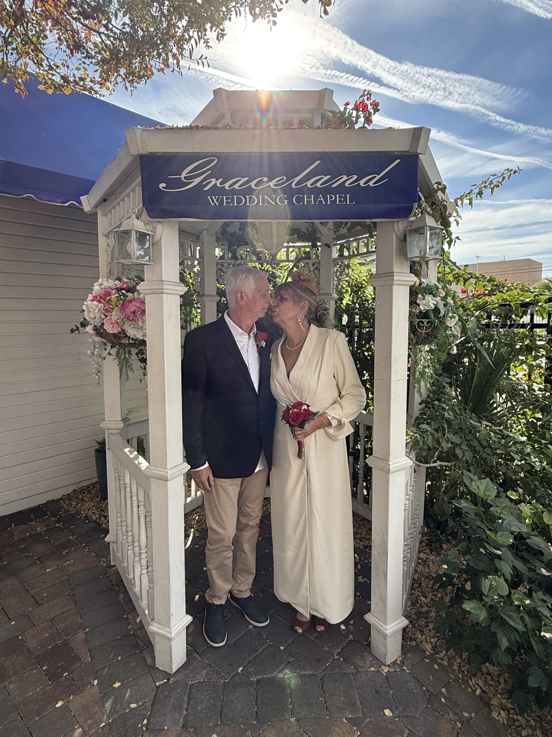 Downtown Las Vegas, Las Vegas — un couple s'embrassant