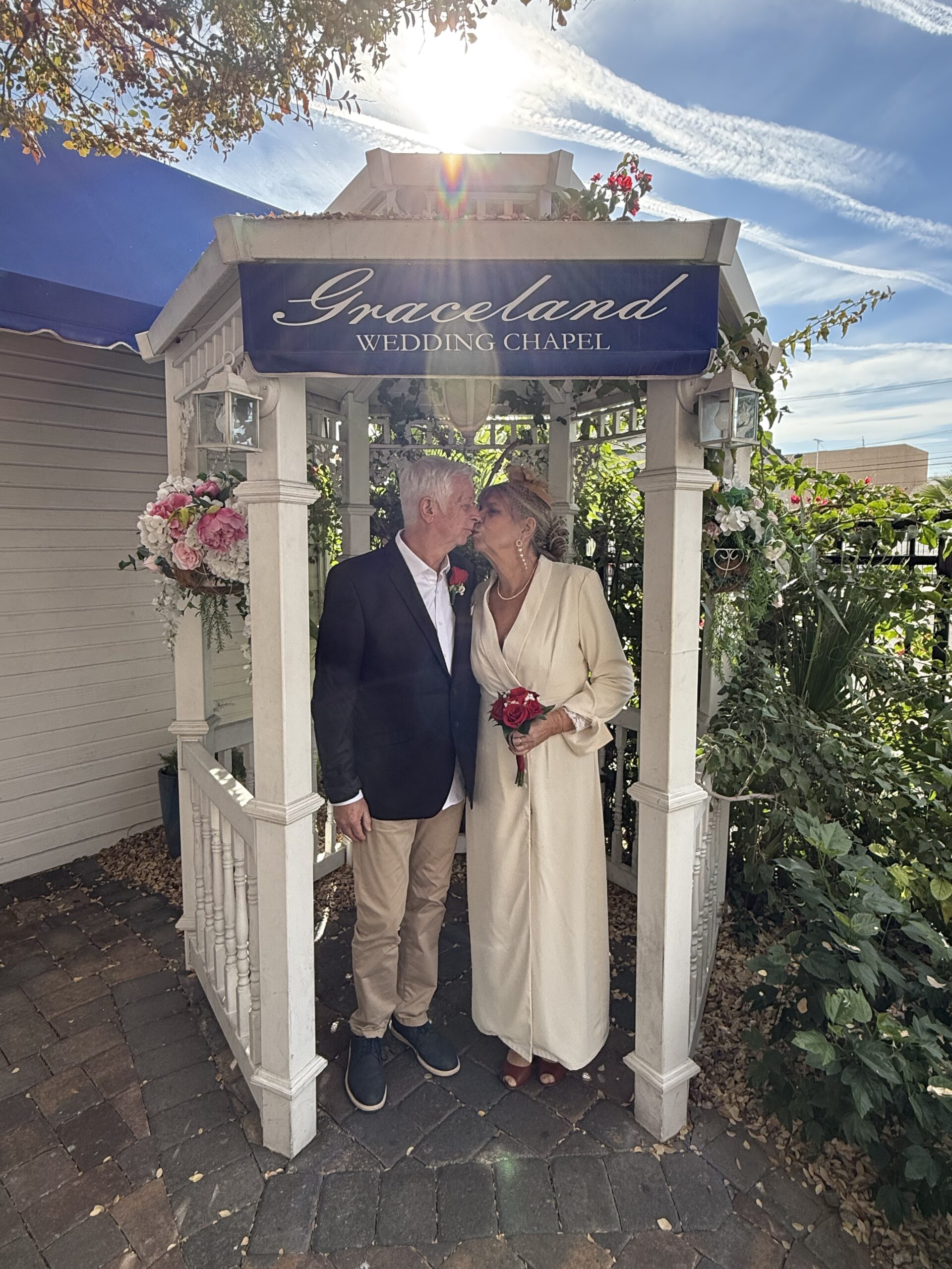 Downtown Las Vegas, Las Vegas — un homme et une femme s'embrassant