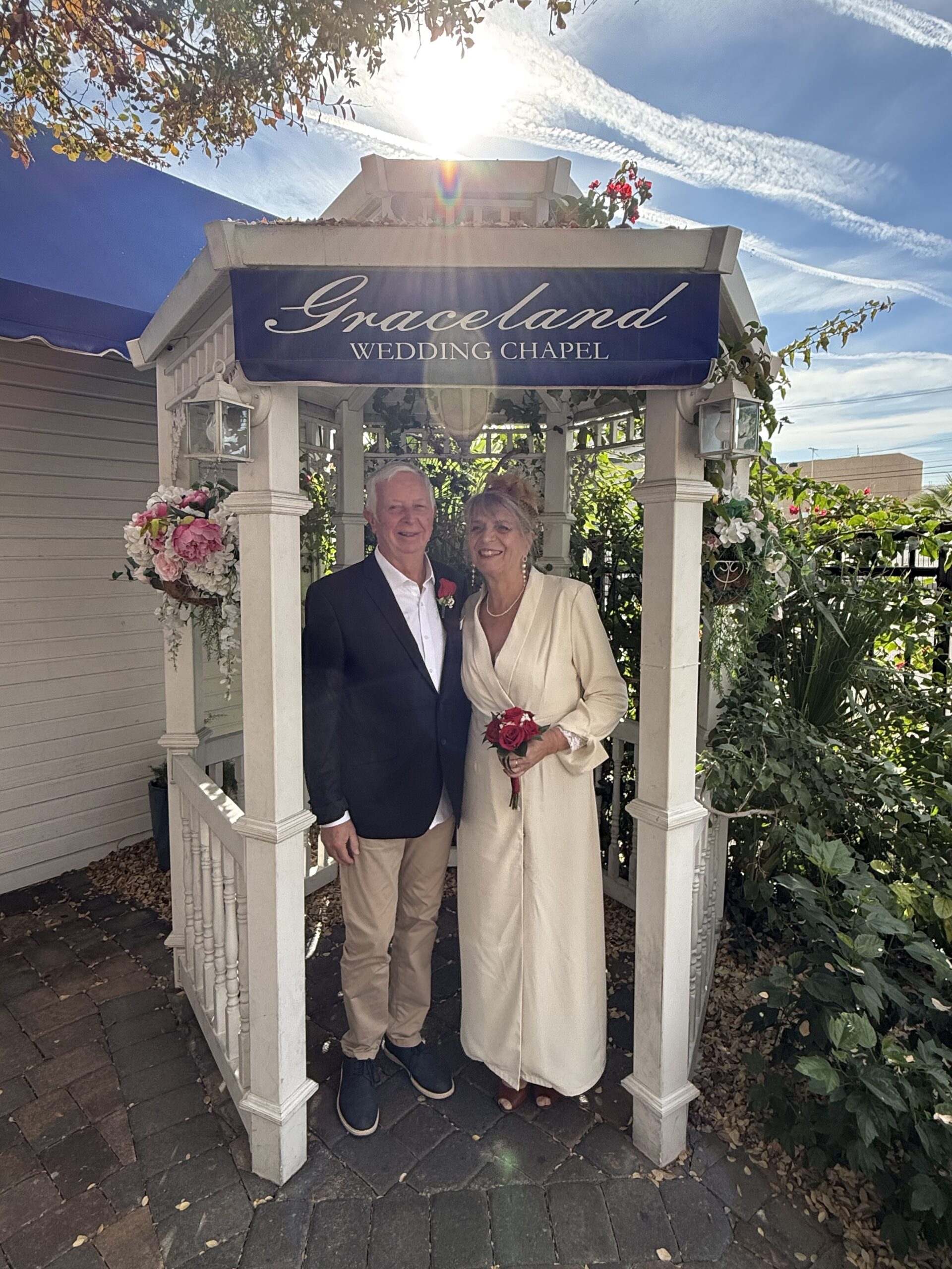 Downtown Las Vegas, Las Vegas — un gazebo blanc avec un panneau bleu