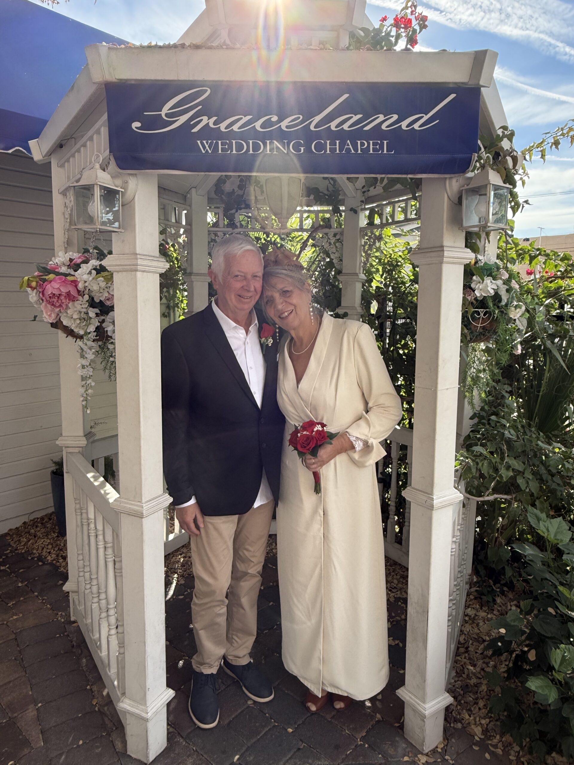Downtown Las Vegas, Las Vegas — un homme et une femme posant pour une photo