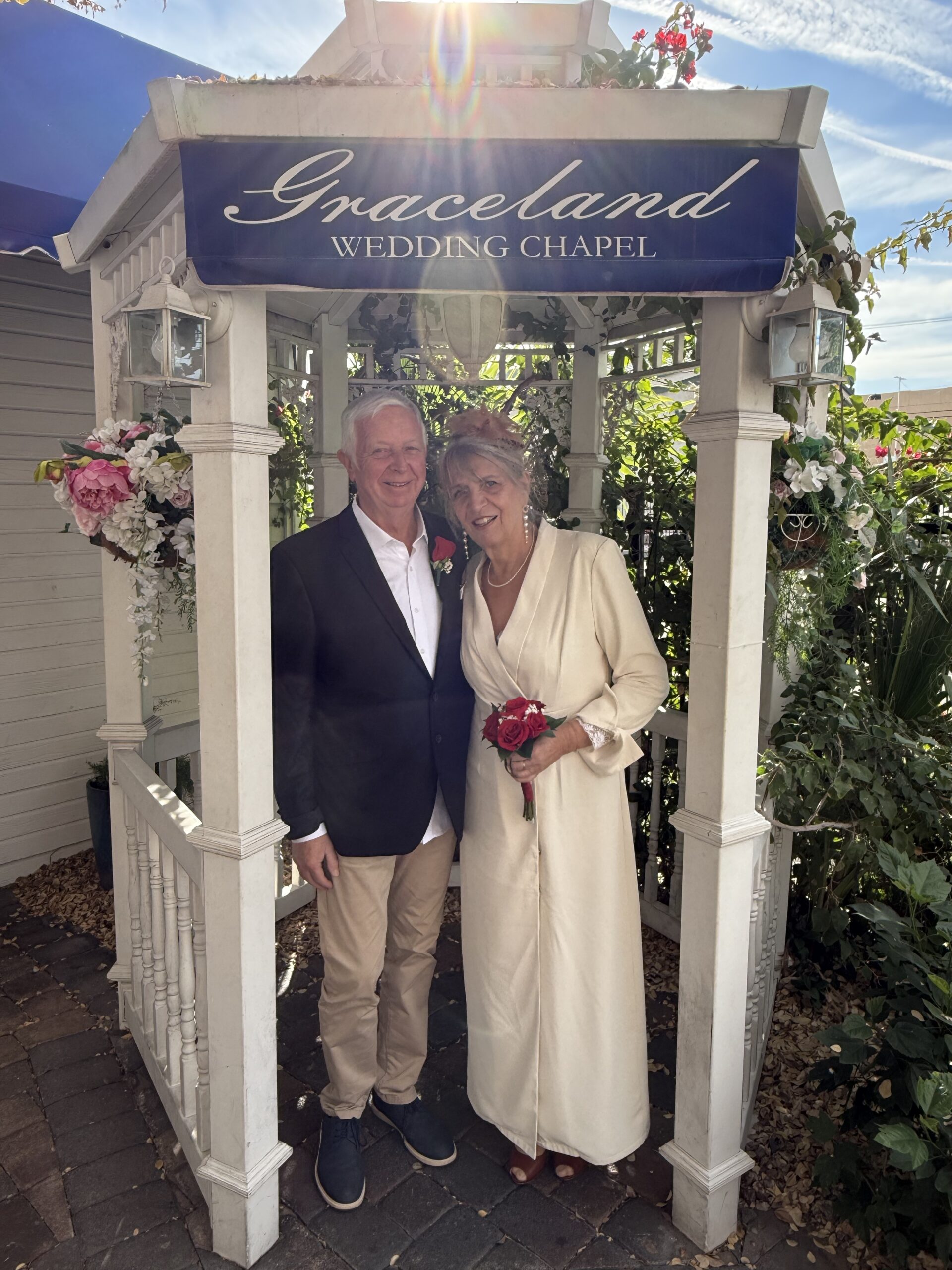 Downtown Las Vegas, Las Vegas — un homme et une femme debout sous un gazebo