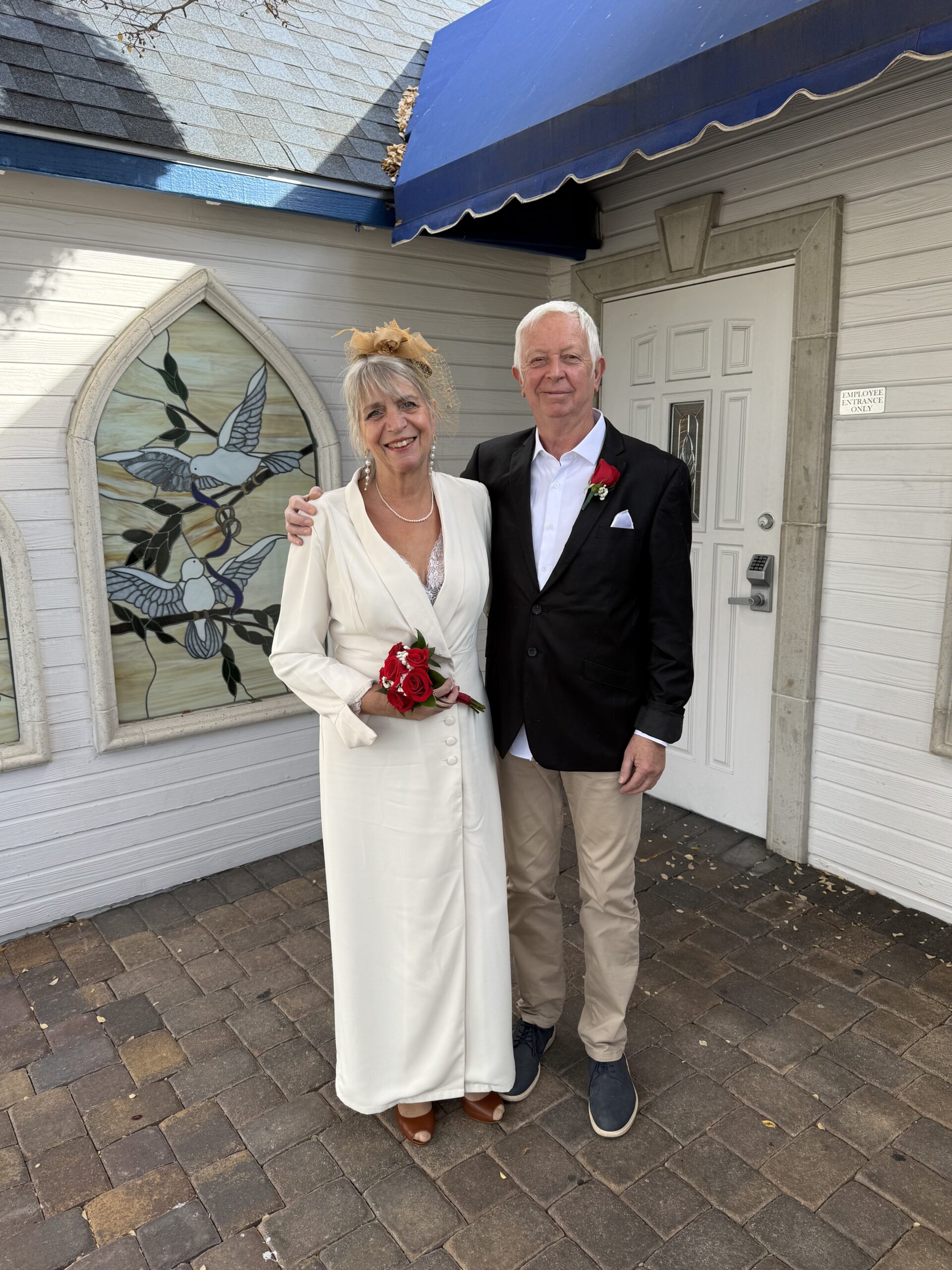 Downtown Las Vegas, Las Vegas — un homme et une femme debout devant une maison