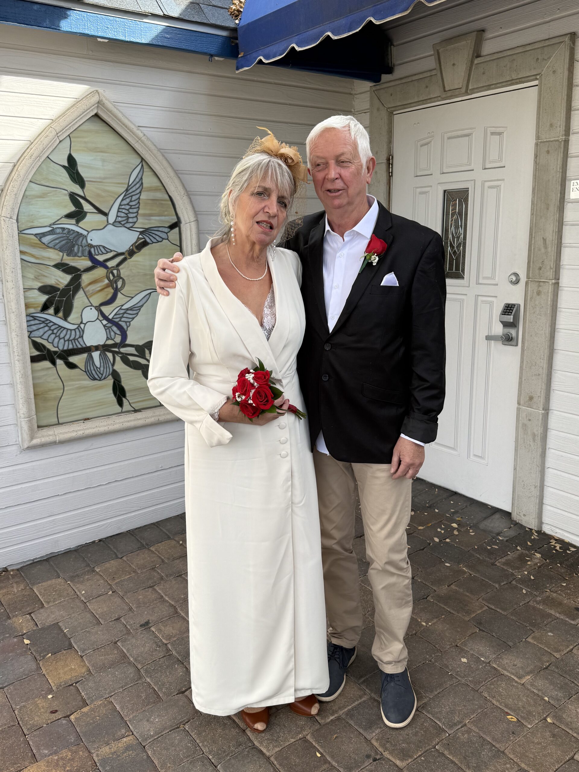 Downtown Las Vegas, Las Vegas — un homme et une femme debout devant une maison