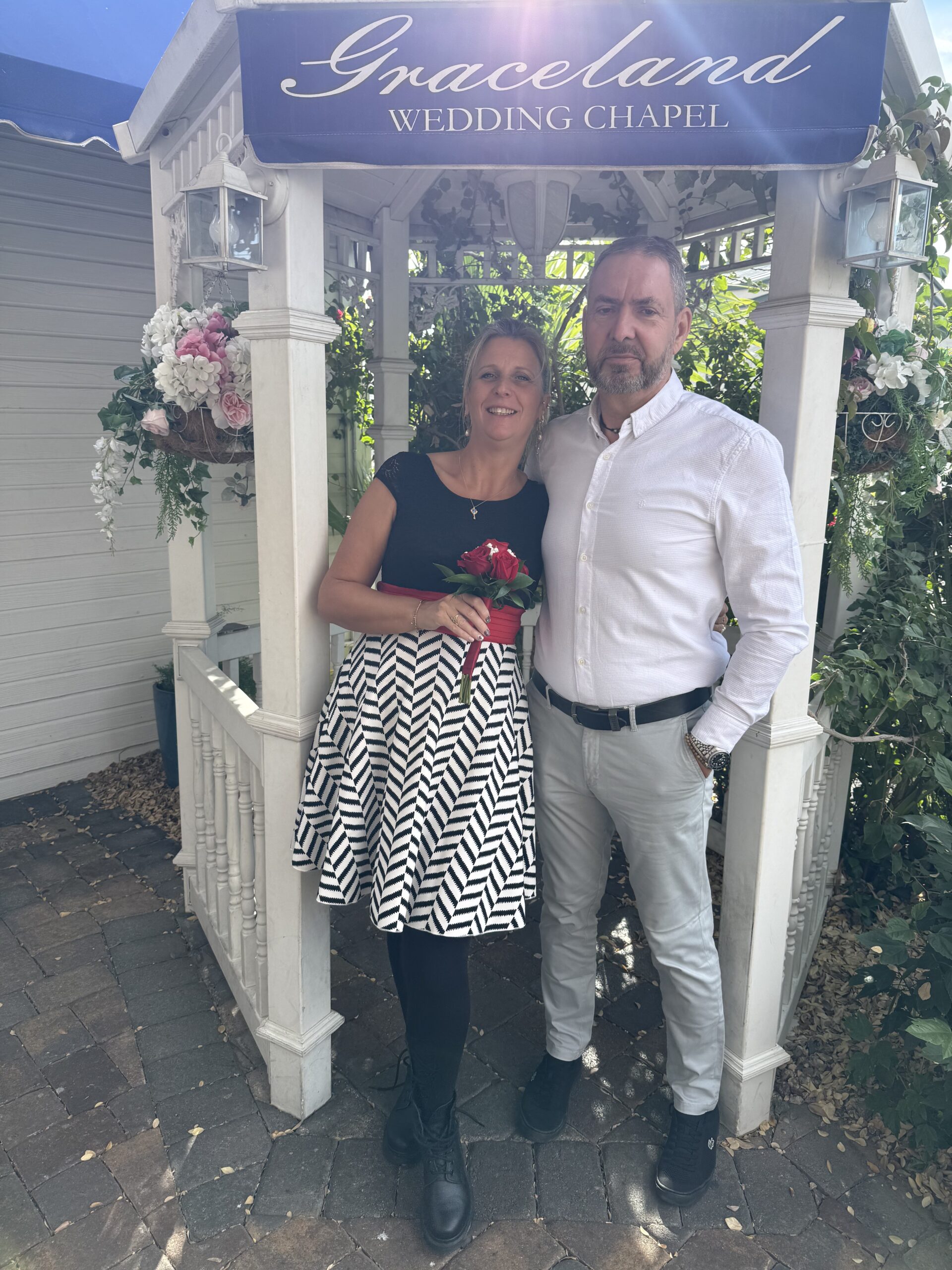Downtown Las Vegas, Las Vegas — un homme et une femme debout sous un gazebo