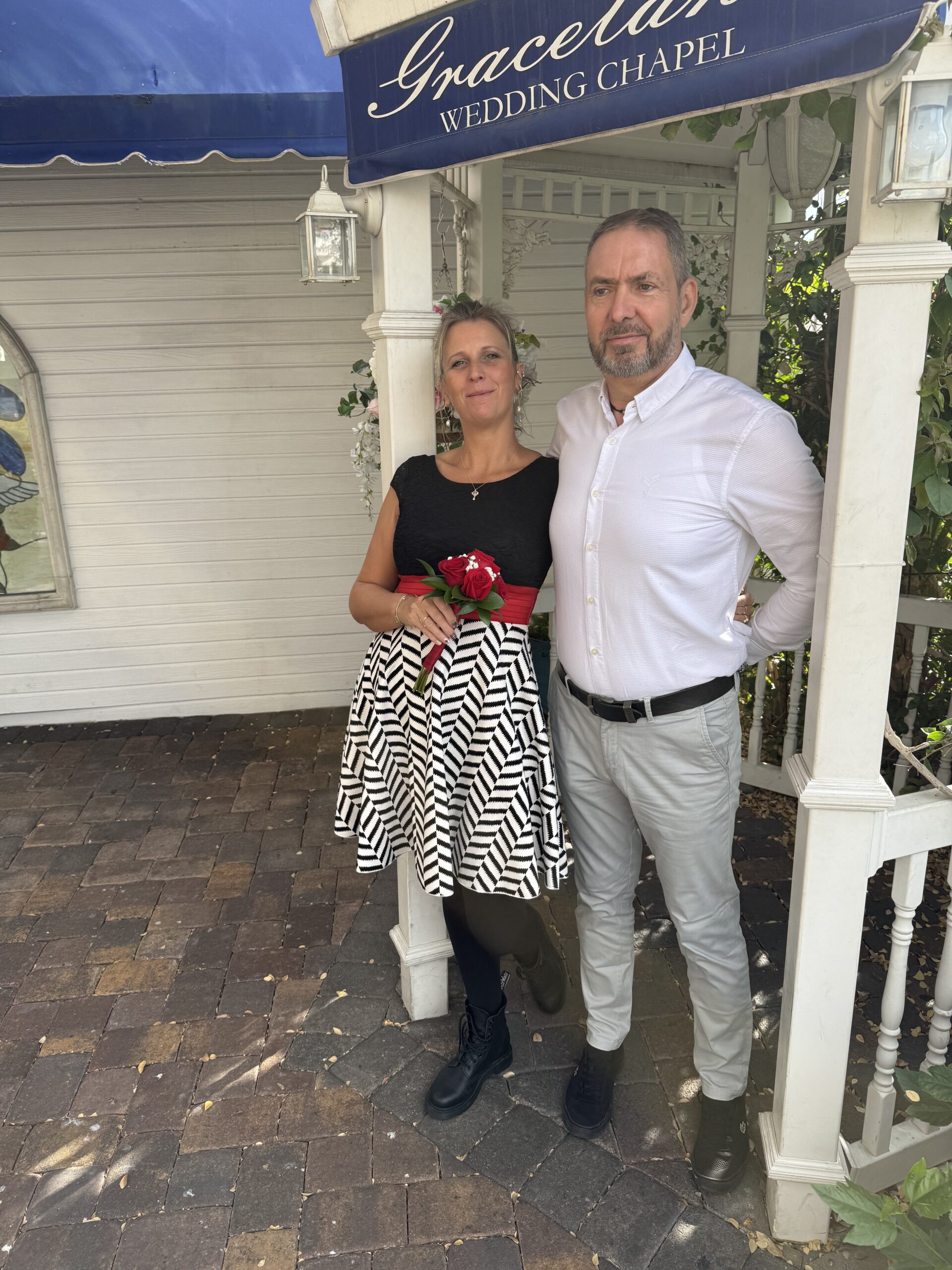 Downtown Las Vegas, Las Vegas — un homme et une femme debout sous un parapluie bleu