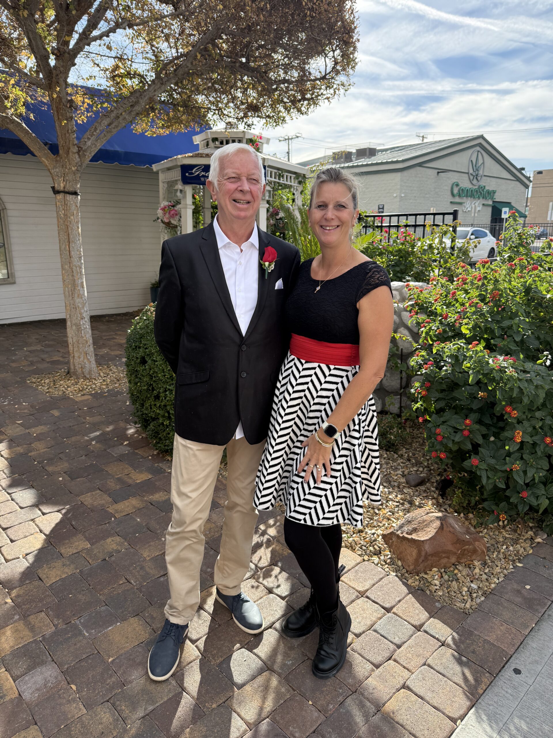 Downtown Las Vegas, Las Vegas — un homme et une femme debout devant une maison