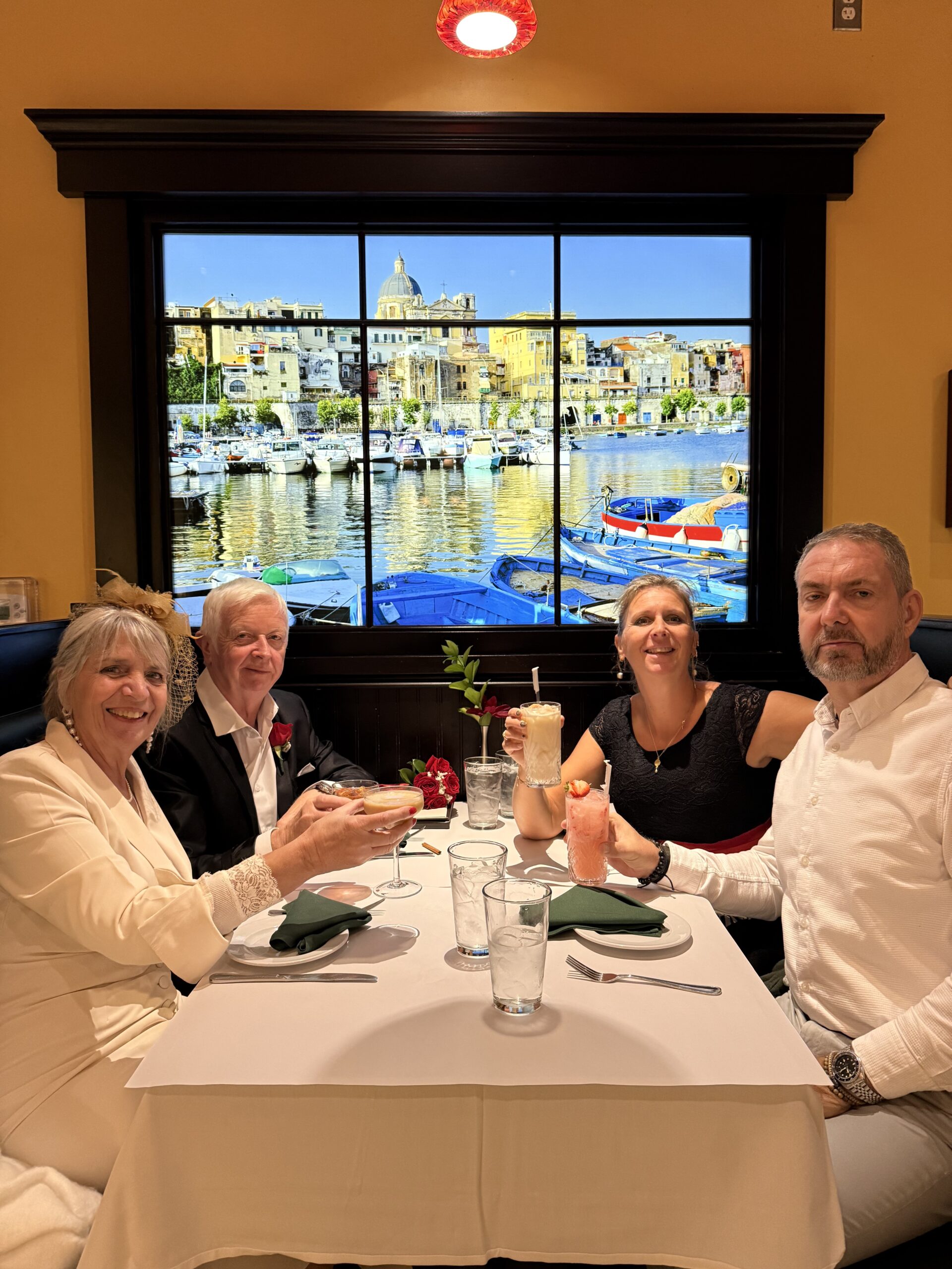 Downtown Las Vegas, Las Vegas — trois personnes assises à une table avec vue sur un port