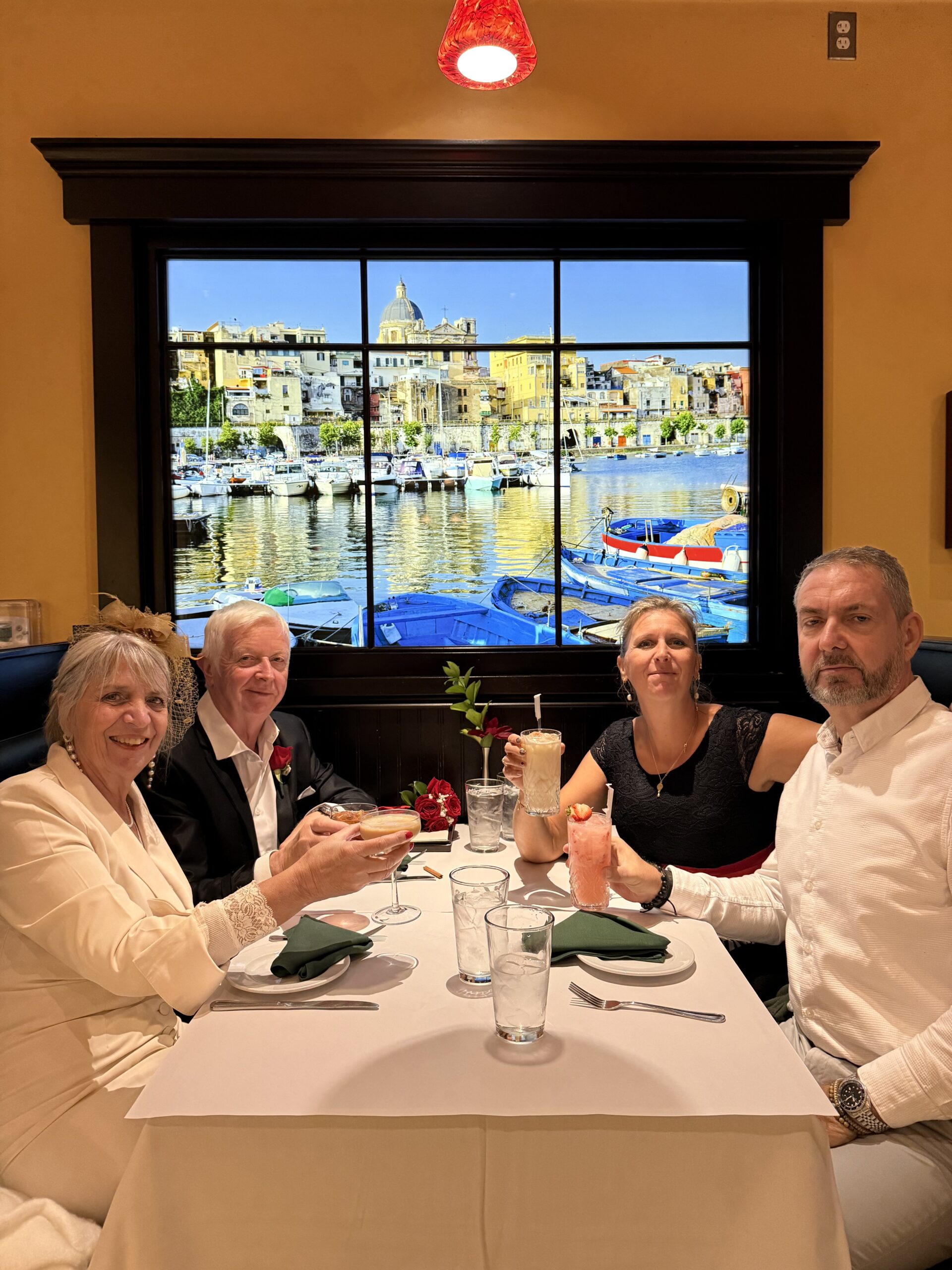 Downtown Las Vegas, Las Vegas — un groupe de personnes assises à une table