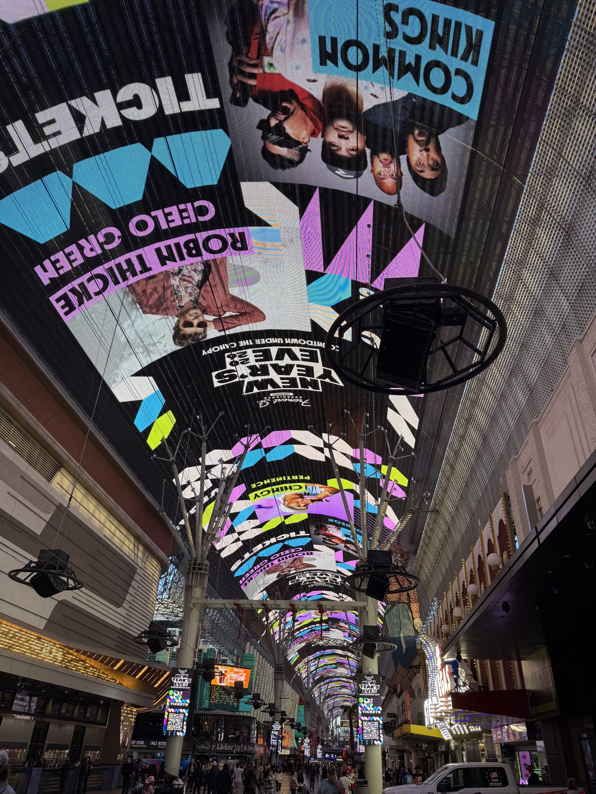 Downtown Las Vegas, Las Vegas — une rue avec des panneaux accrochés au plafond